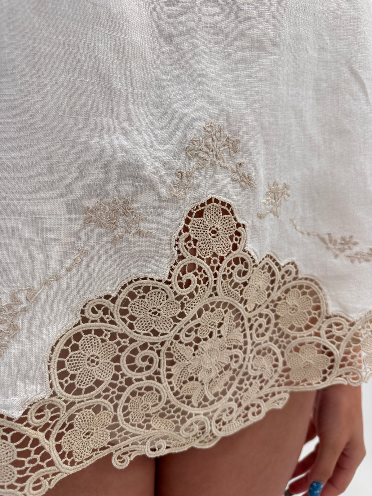 Top excepțional din inCu broderie manuală și macrame lucrat manual