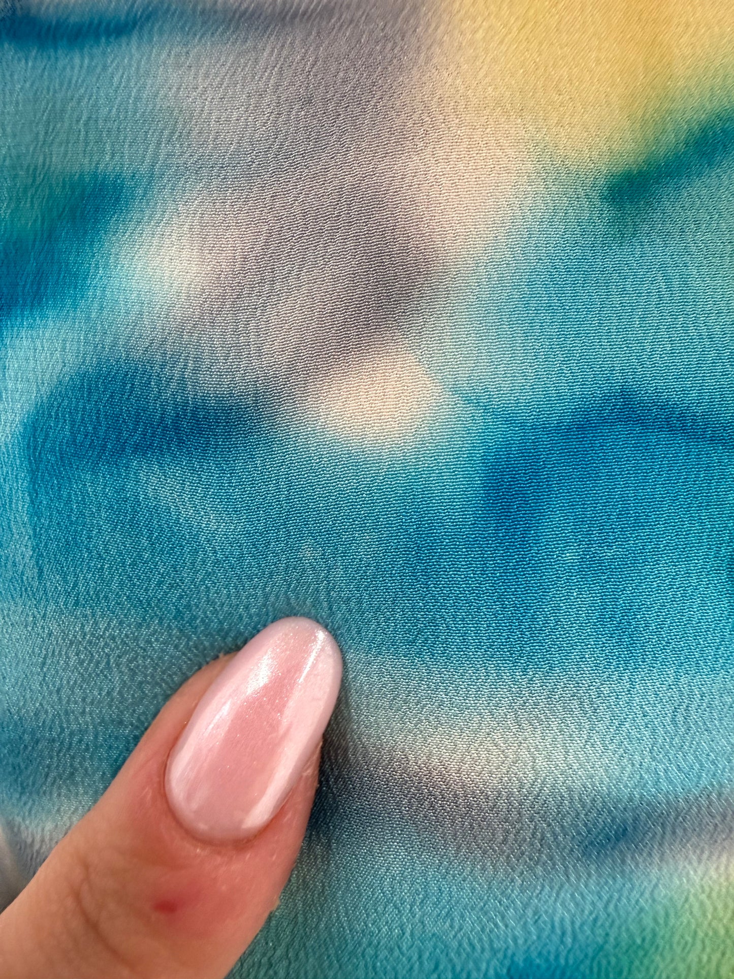 Top în croi lejer din mătase naturală cu print tye and dye