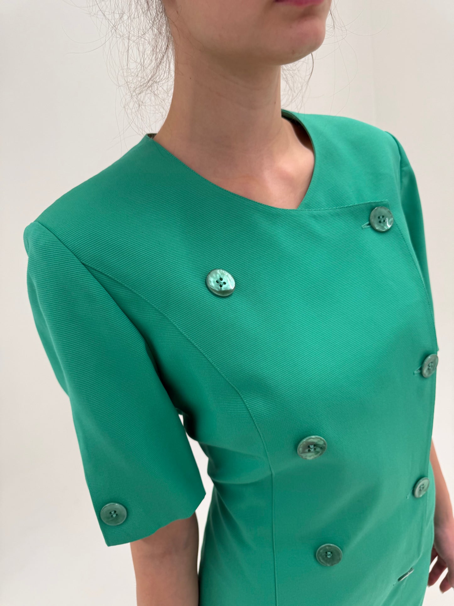 Rochie verde smarald tip sacou midi cu închidere dublă