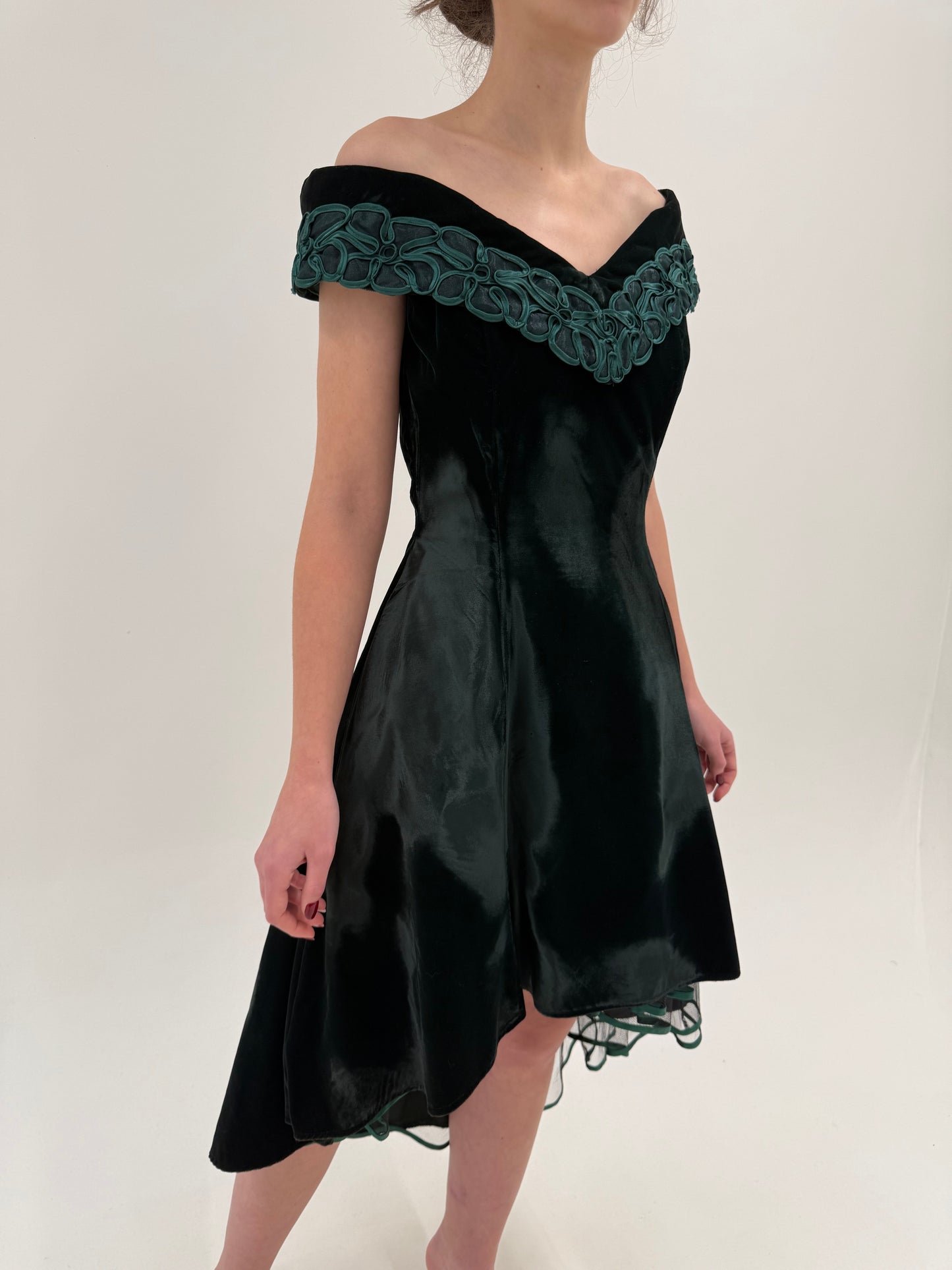 Rochie vintage de seară cu corsaj din catifea dark green în croi super feminin