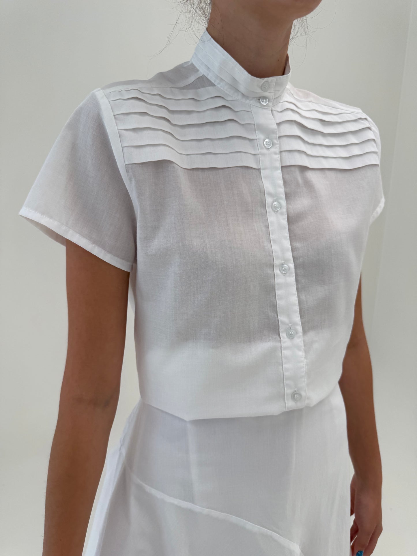 Camasa din poplin de bumbac în croi retro modern cu pliseuri decorative