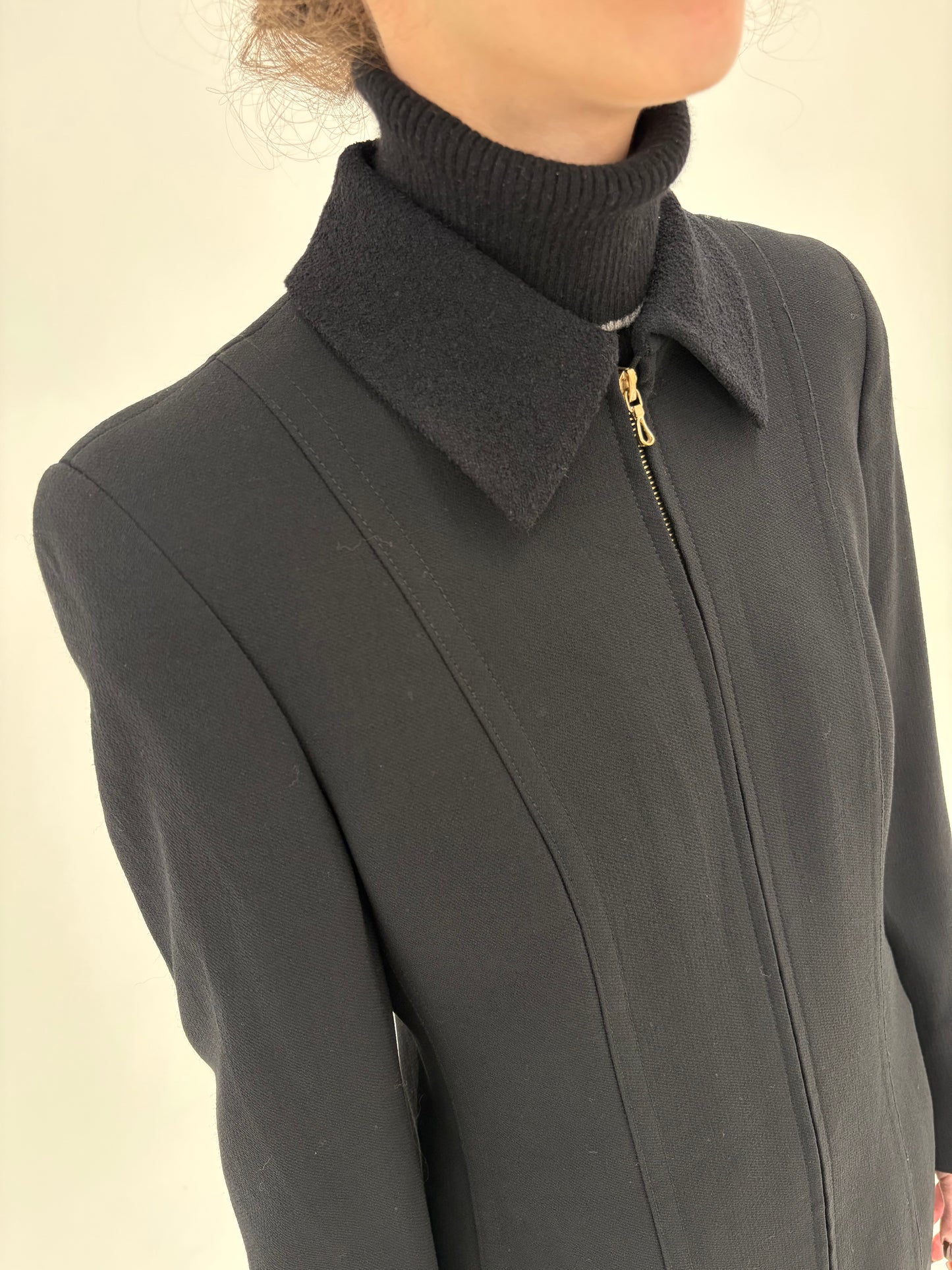 Jacheta de brand luxury vintage Louis Feraud neagră din wool creppe