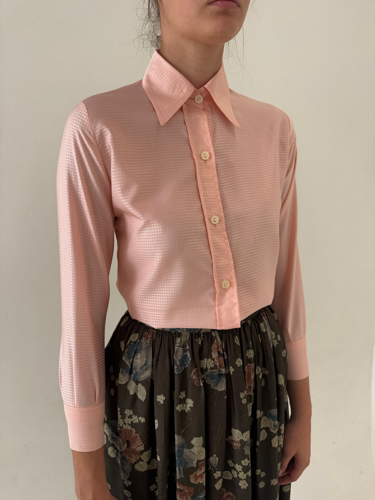 Cămașa old vintage anii 70 petite din material plin satinat texturat powder pink