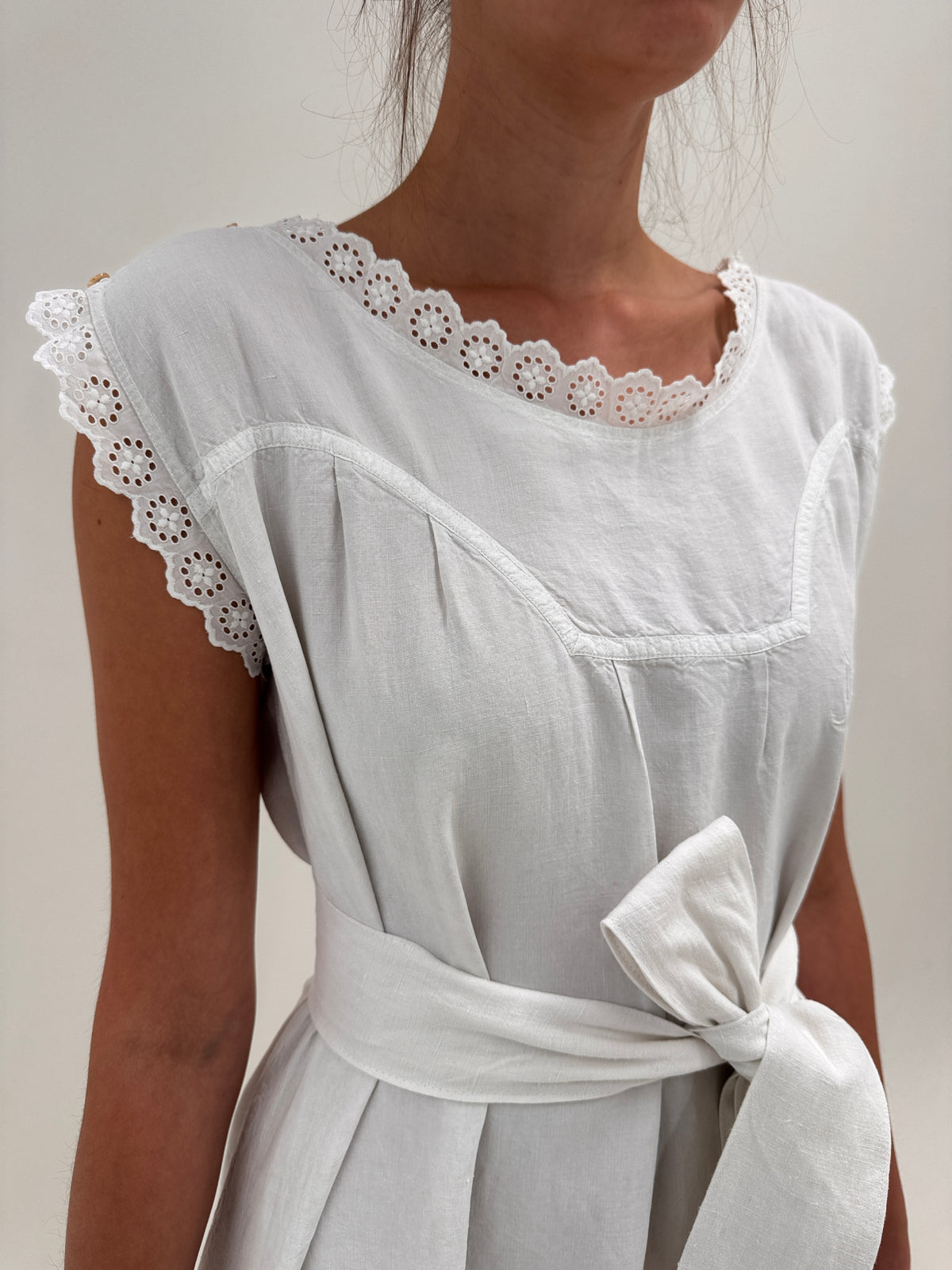 Rochie maxi din panza excepțională de in cu broderie manuală delicată și cordon