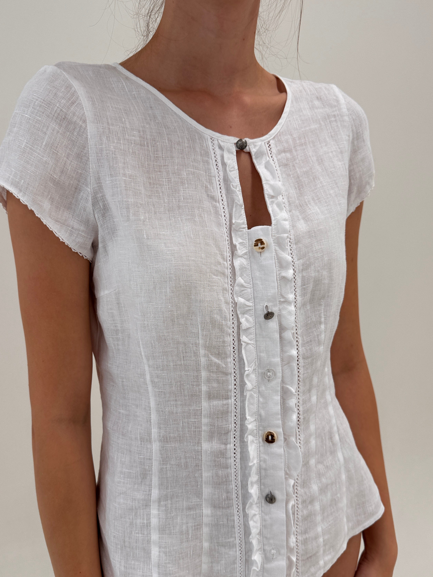 Top vintage ușor cambrat din in excepțional în croi chic ultra feminin