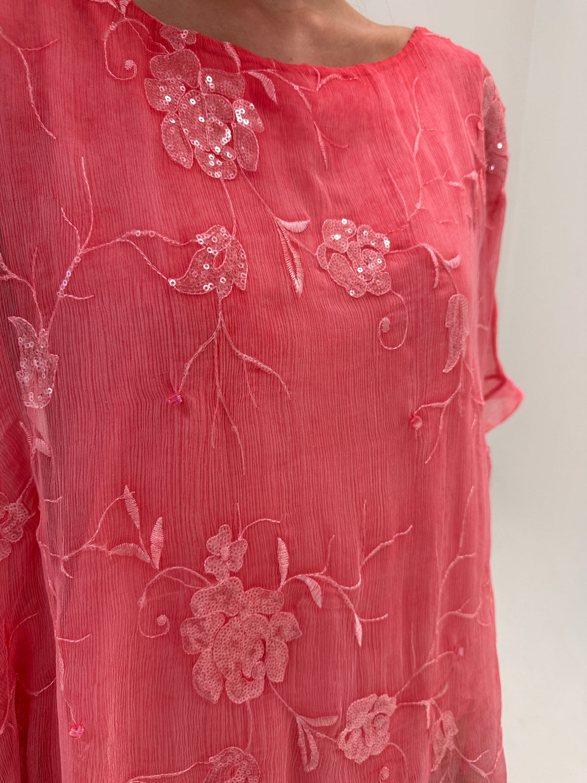 Tunica din mătase naturală cu broderie delicată în croi amplu salmon pink