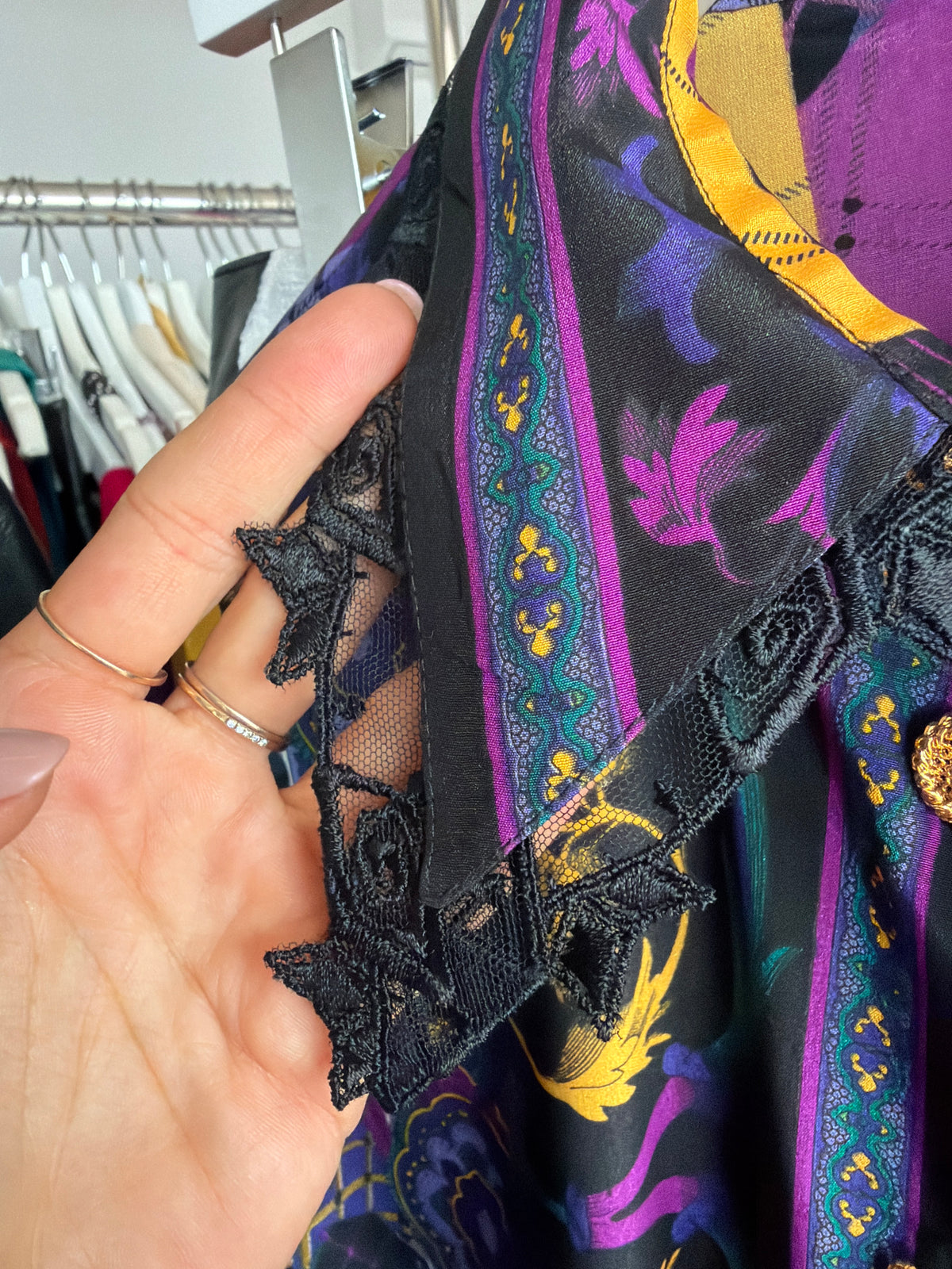 Cămașa vintage cu print baroc în culori superbe, nasturi aurii și inserții de dantelă