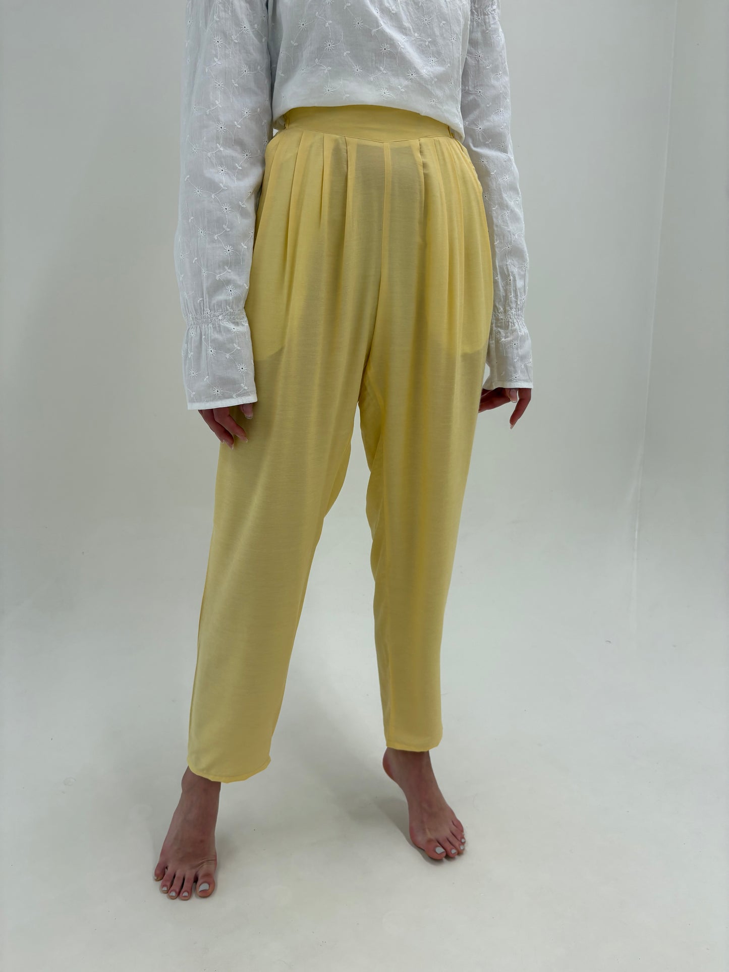 Pantaloni super vaporoși de vară drapați butter yellow cu talie ultra înaltă