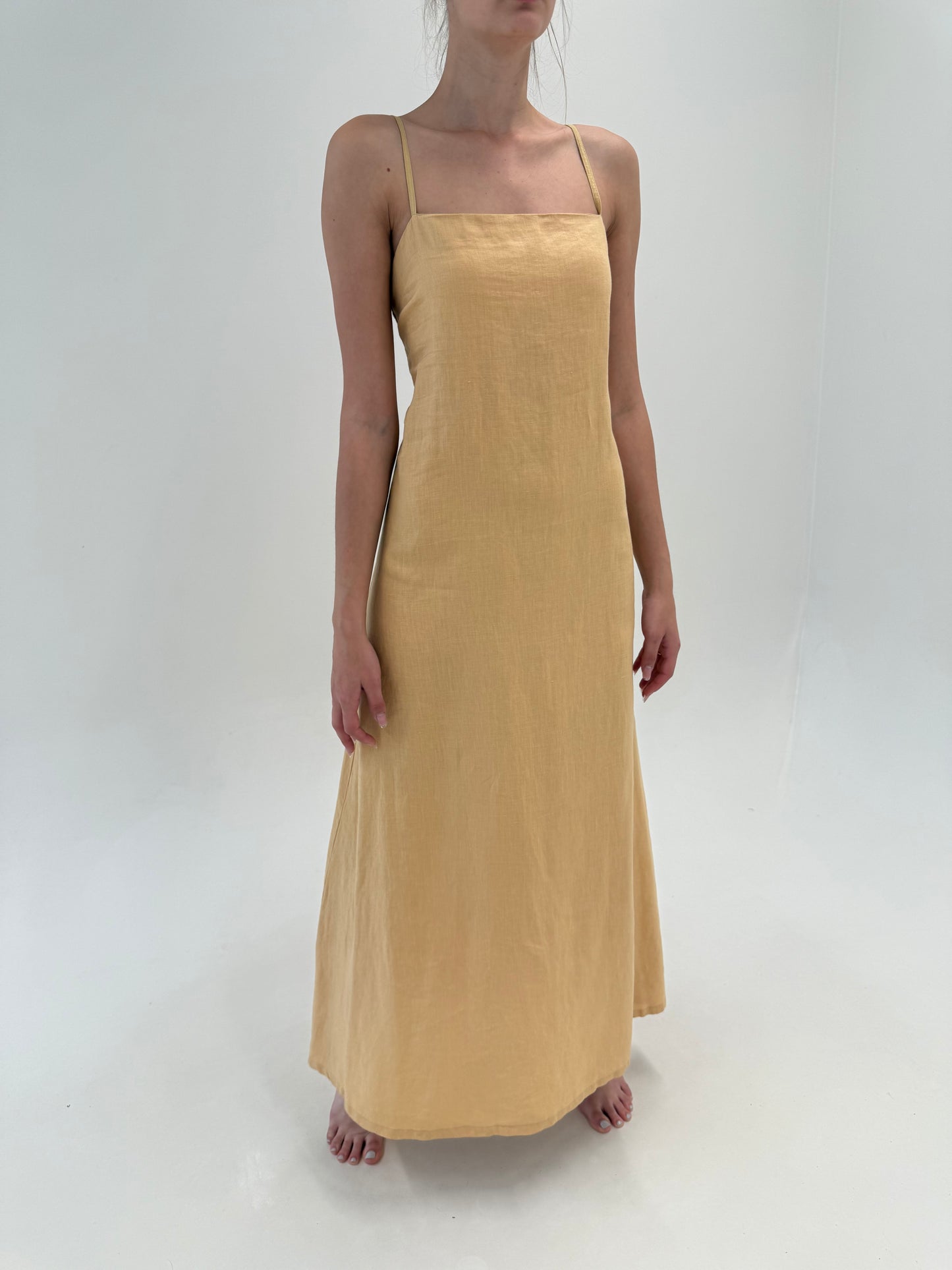 Rochie maxi tall din in butter yellow cu spate elastic în croi minimalist