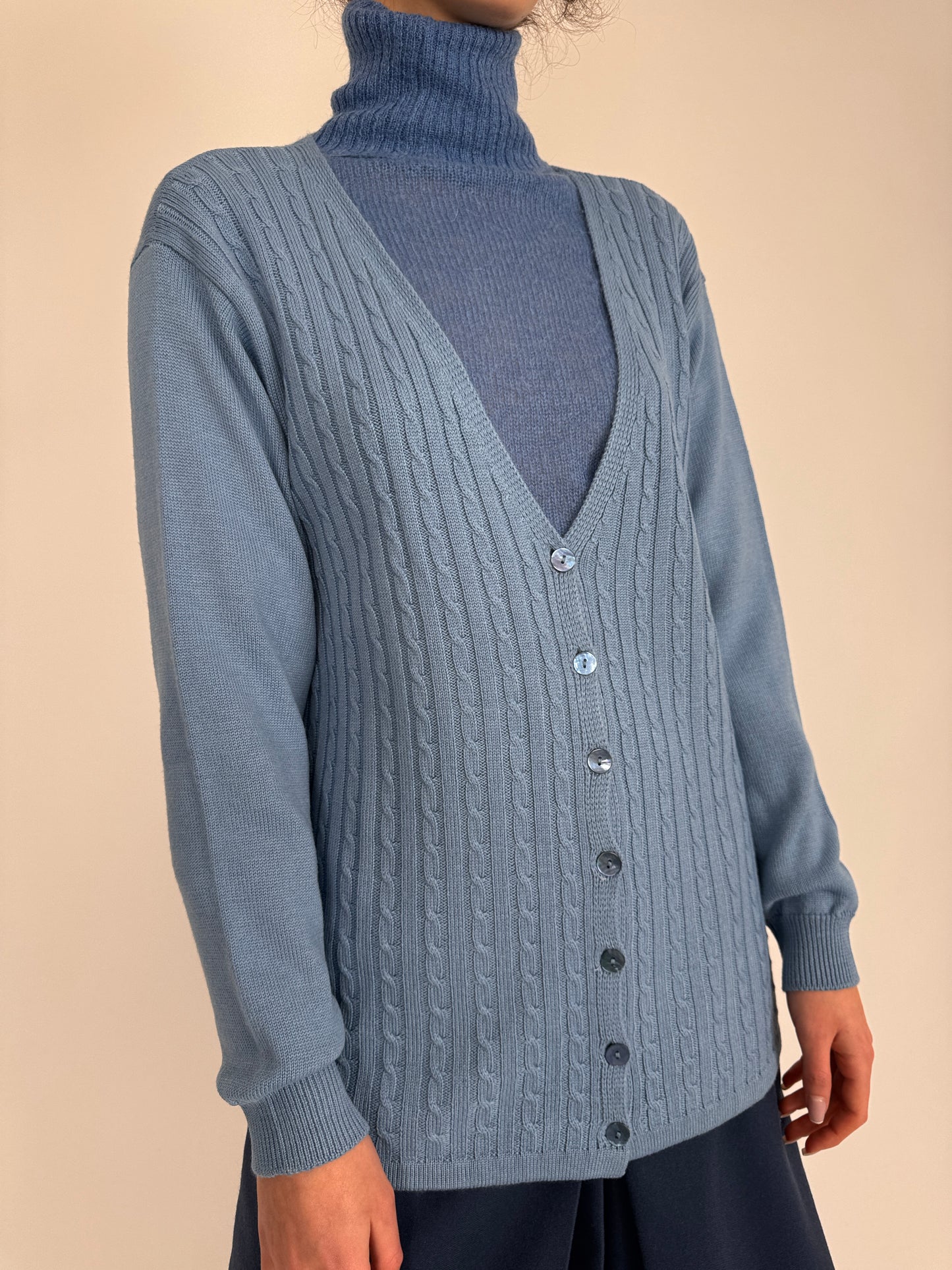 Cardigan jeans blue cu torsade din lana merino extafina de gramaj mare