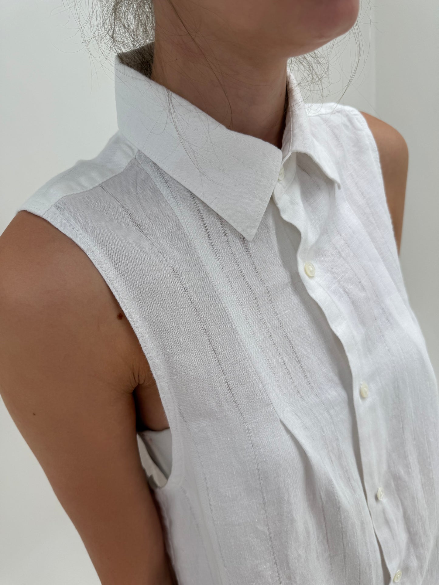 Cămașa din in premium cu dungi fine texturate în croi minimalist și broderie la baza
