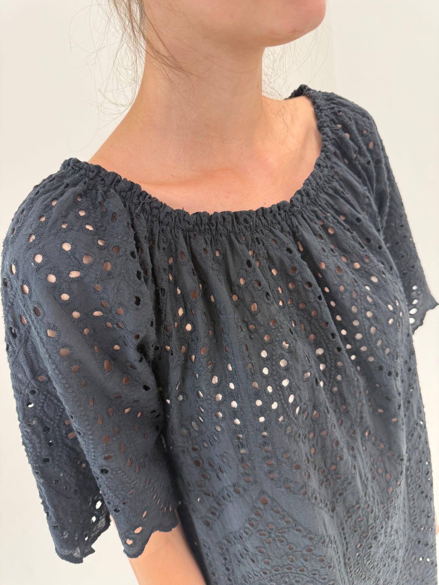 Rochie / tunică neagră integral cu broderie anglaise și decolteu elastic