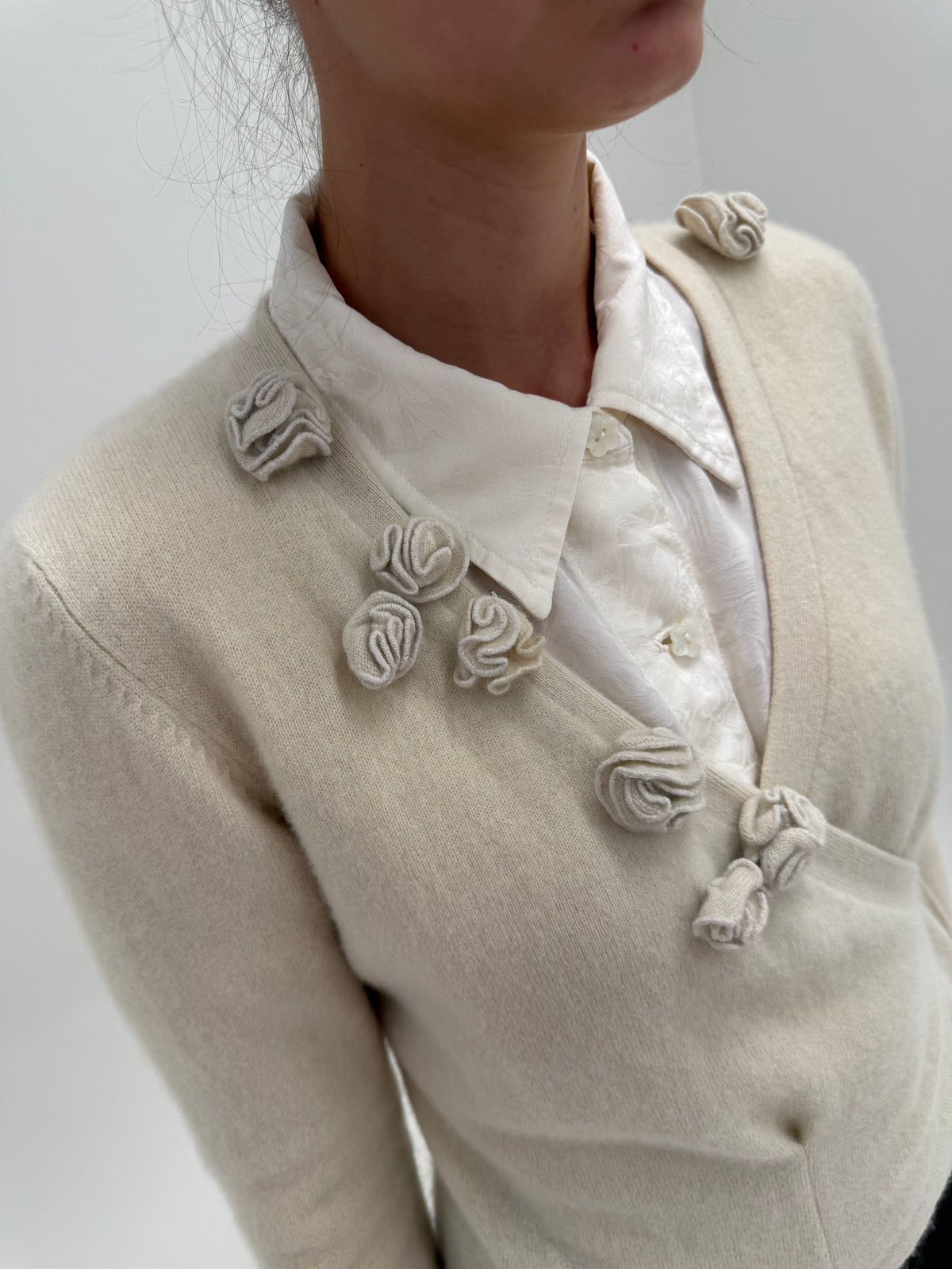 Cardigan din cașmir high end off white petrecut cu aplicații 3 D