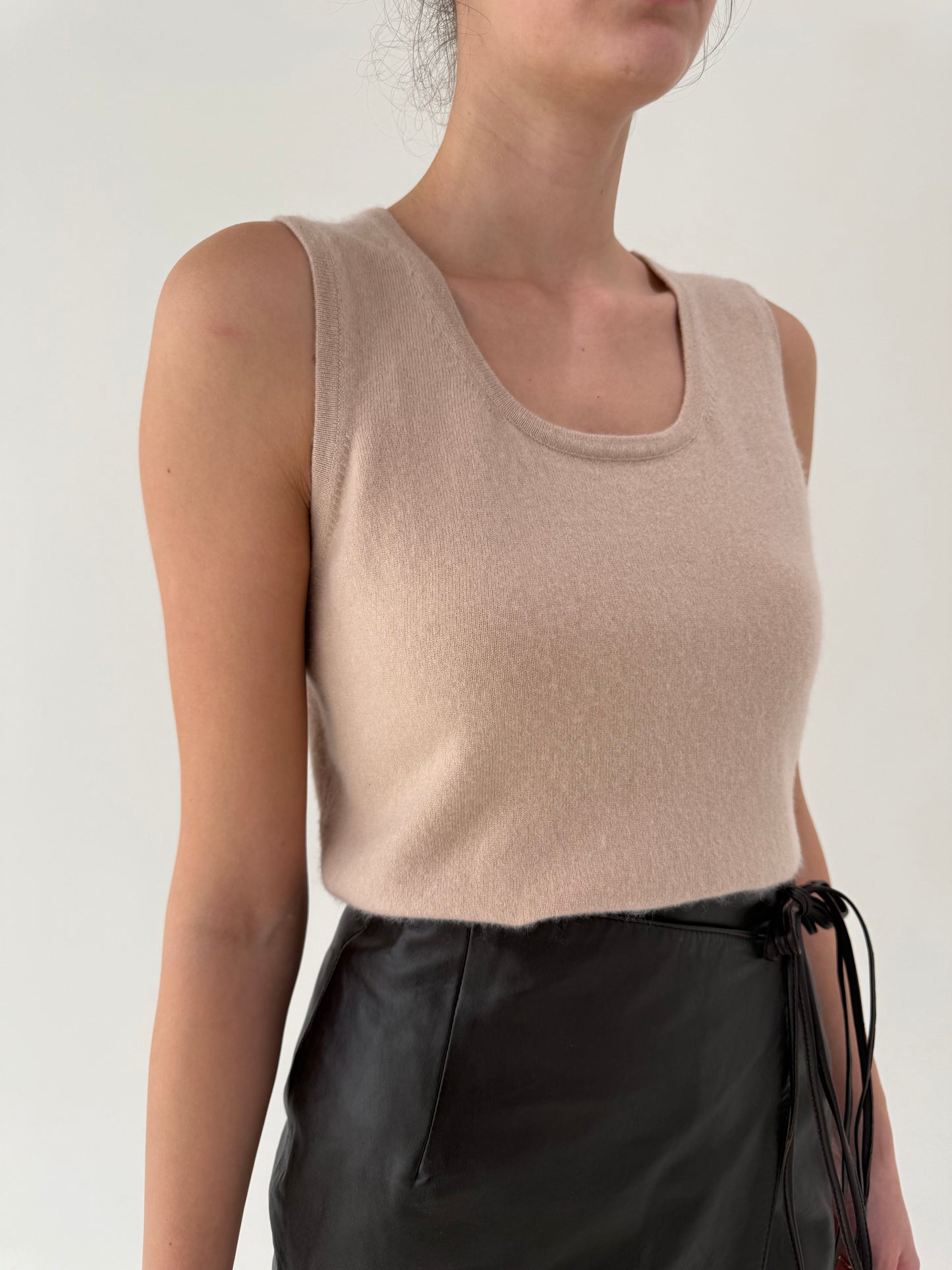 Top Pink nude din cașmir excepțional