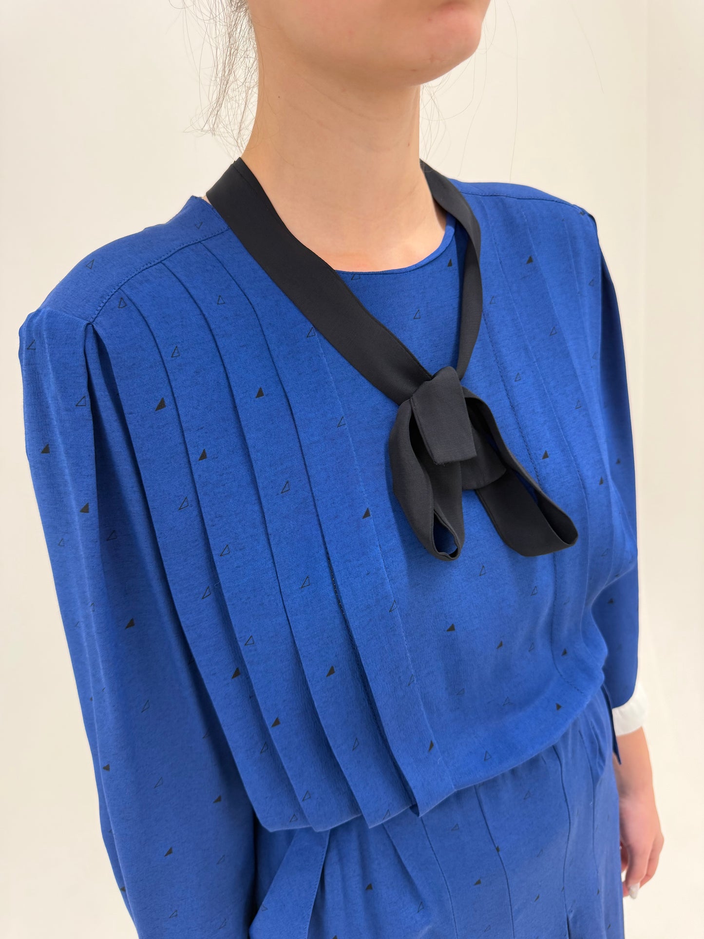 Rochie vintage albastru cerneală cu manșete contrastante și buzunare