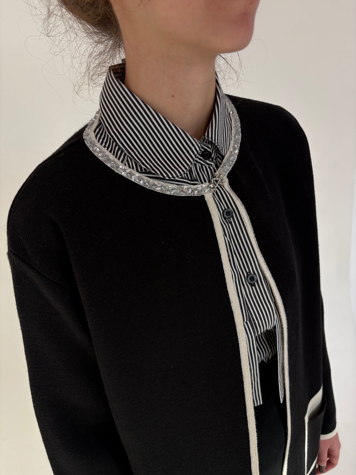 Cardigan negue în stil Chanel cu paspoal ivorie și aplicații manuale