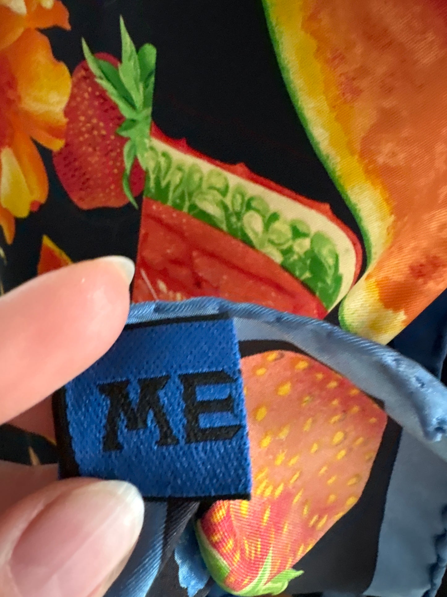 Eșarfă din mătase naturală cu print în culori calde pe Navy blue