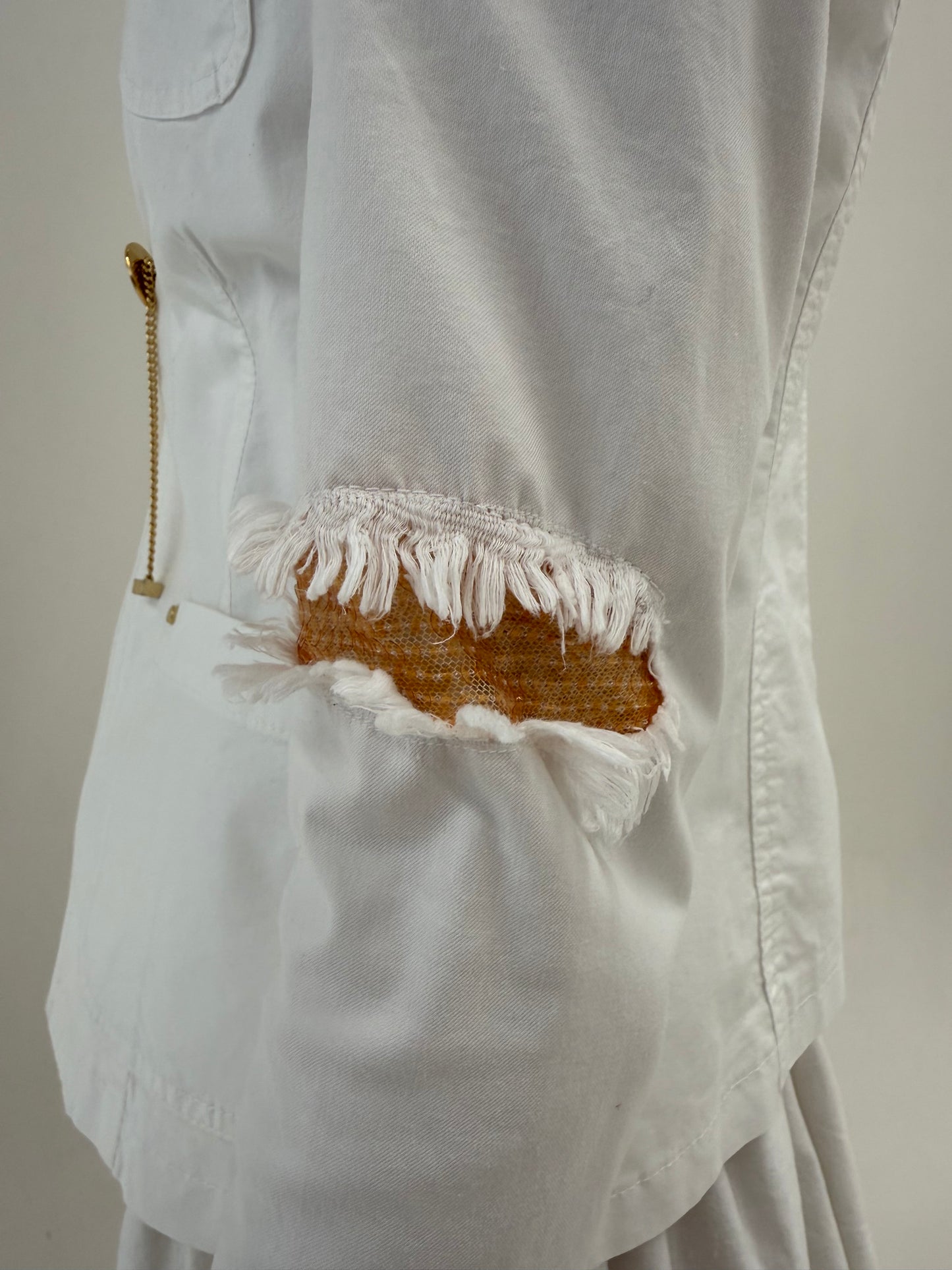 Sacou Moschino cambrat din poplin de bumbac cu detalii chic specifice brandului