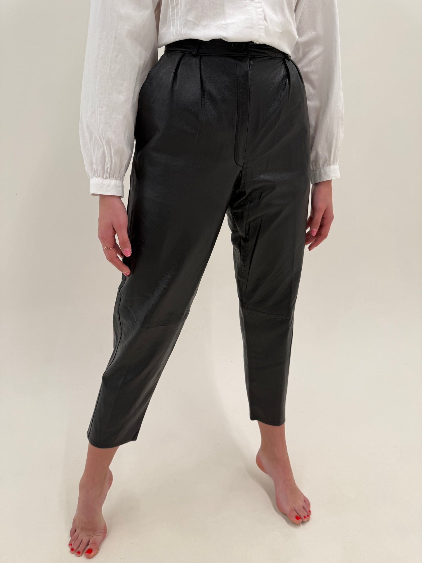 Pantaloni petite din piele naturală moale cu pense și talie ultra înaltă