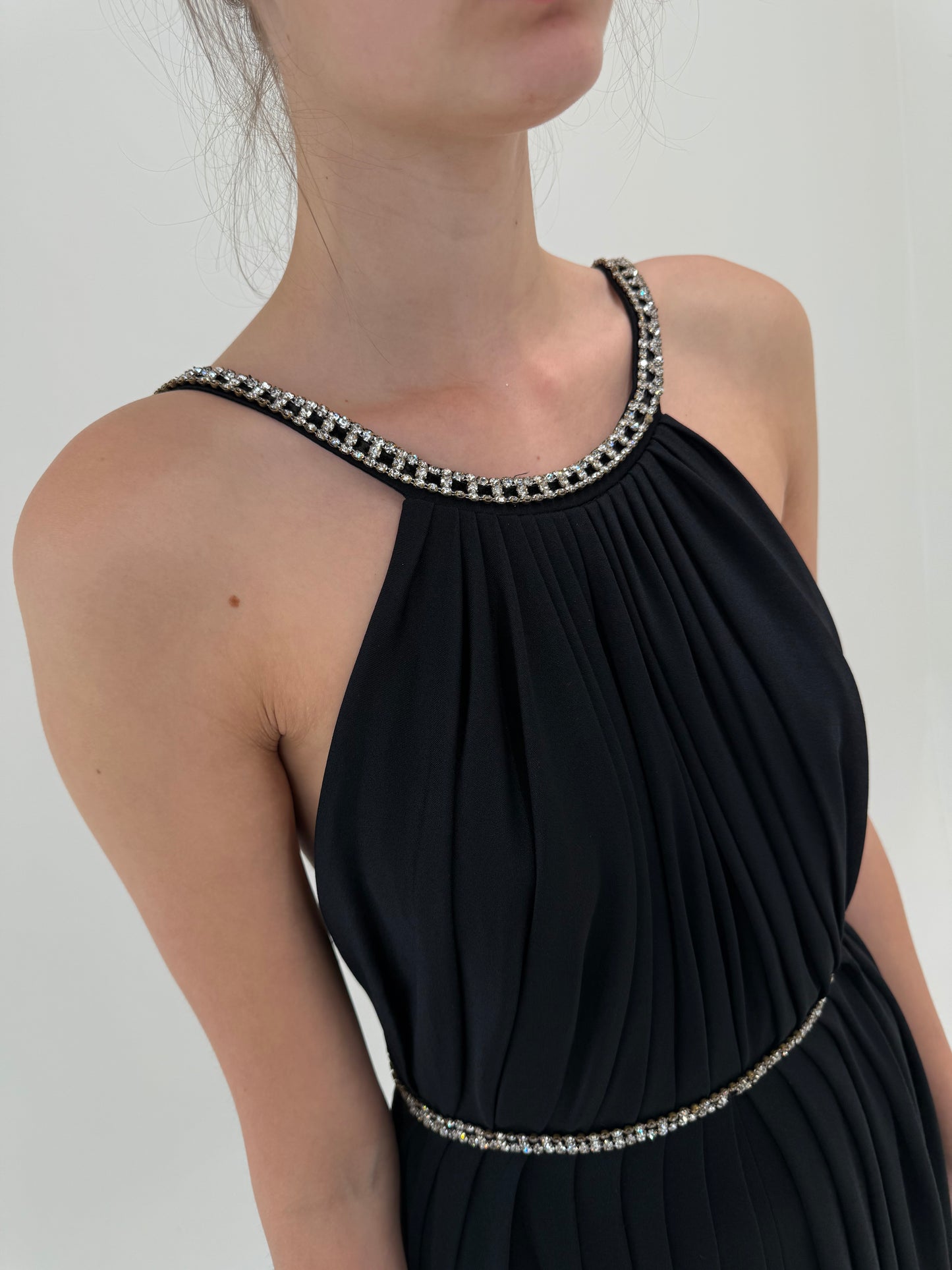 LBD vintage cu spate decupat și aplicații cu cristale în stil Old Hollywood atemporal
