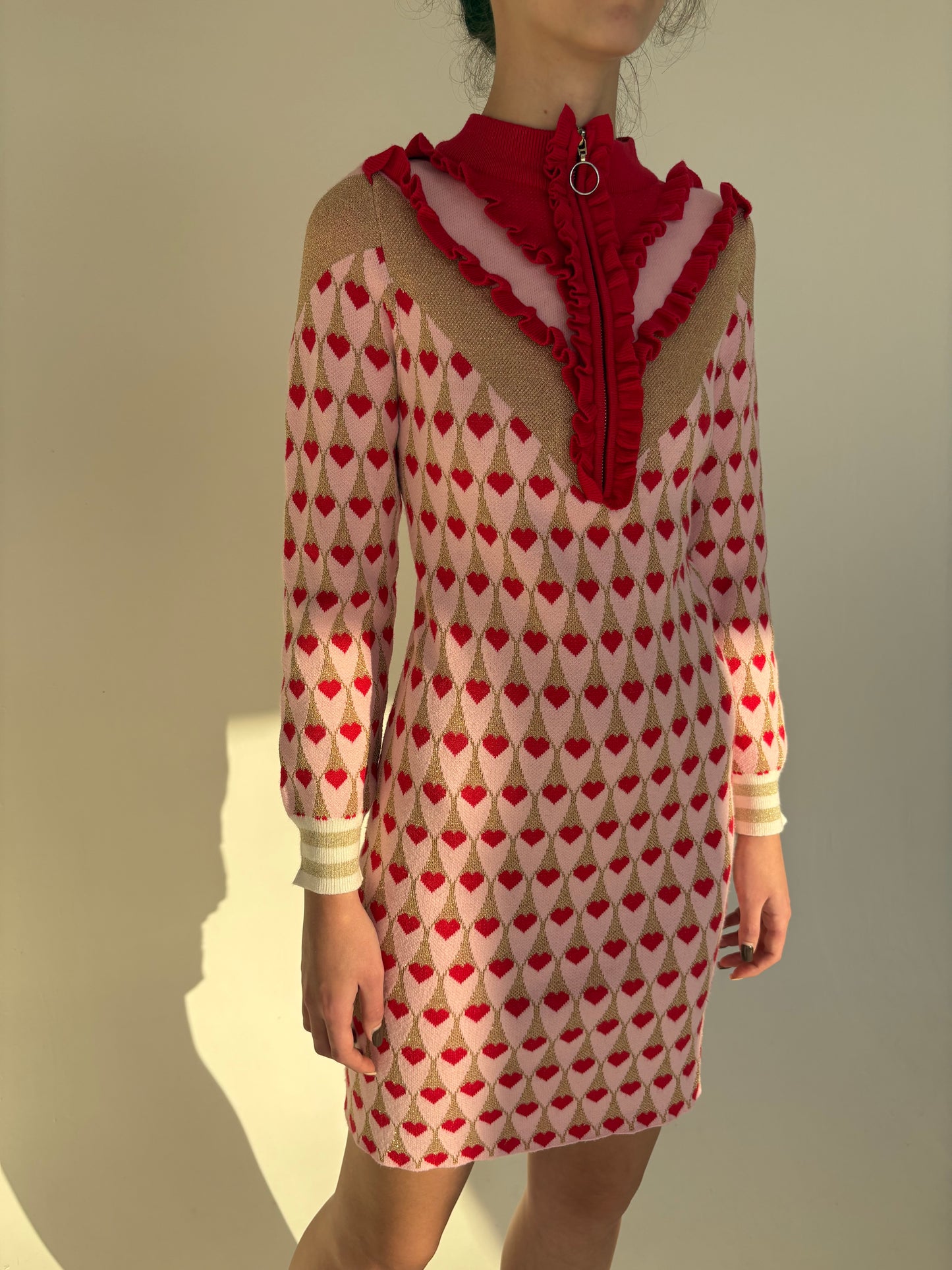 Rochie maximalista powder pink din jerse plin cu print auriu și roșu