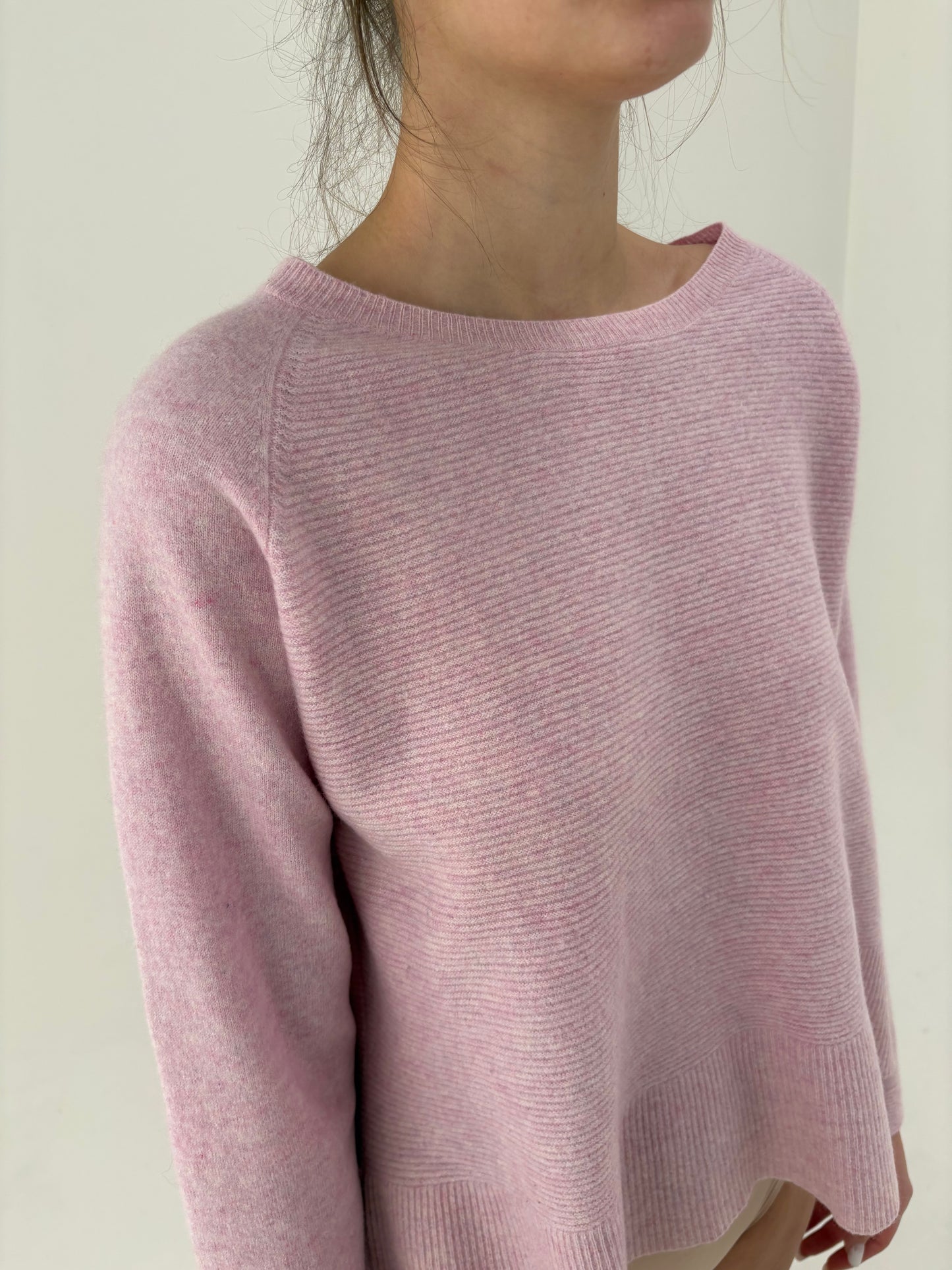 Pulover powder Pink din cașmir cu efect ușor de peplum