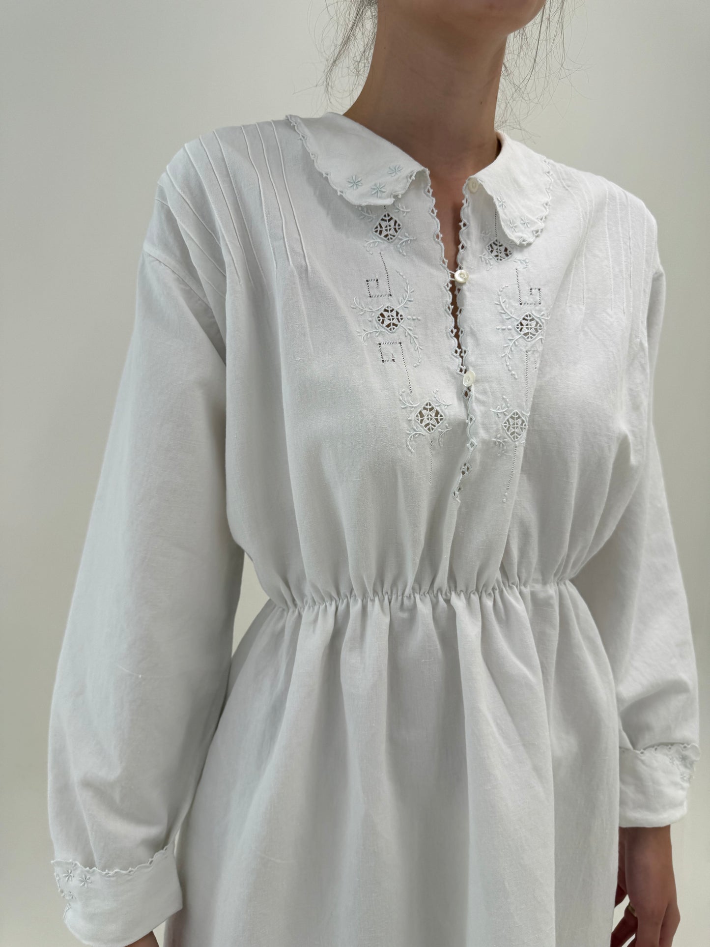 Rochie vintage lucrată manual din pânză excepțională de in și bumbac