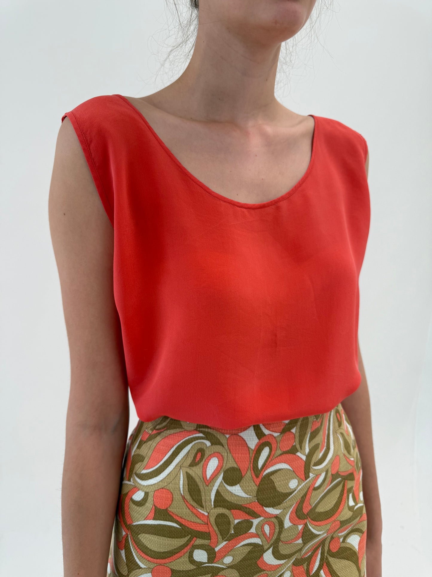 Top coral red din mătase naturală in croi minimalist