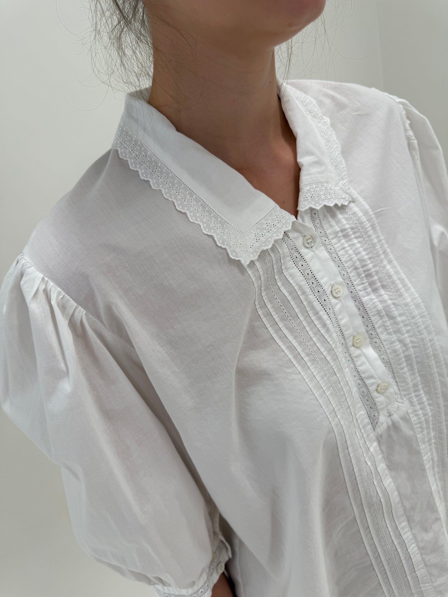 Cămașa vintage din bumbac premium cu mânecuțe ușor bufante și broderie anglaise