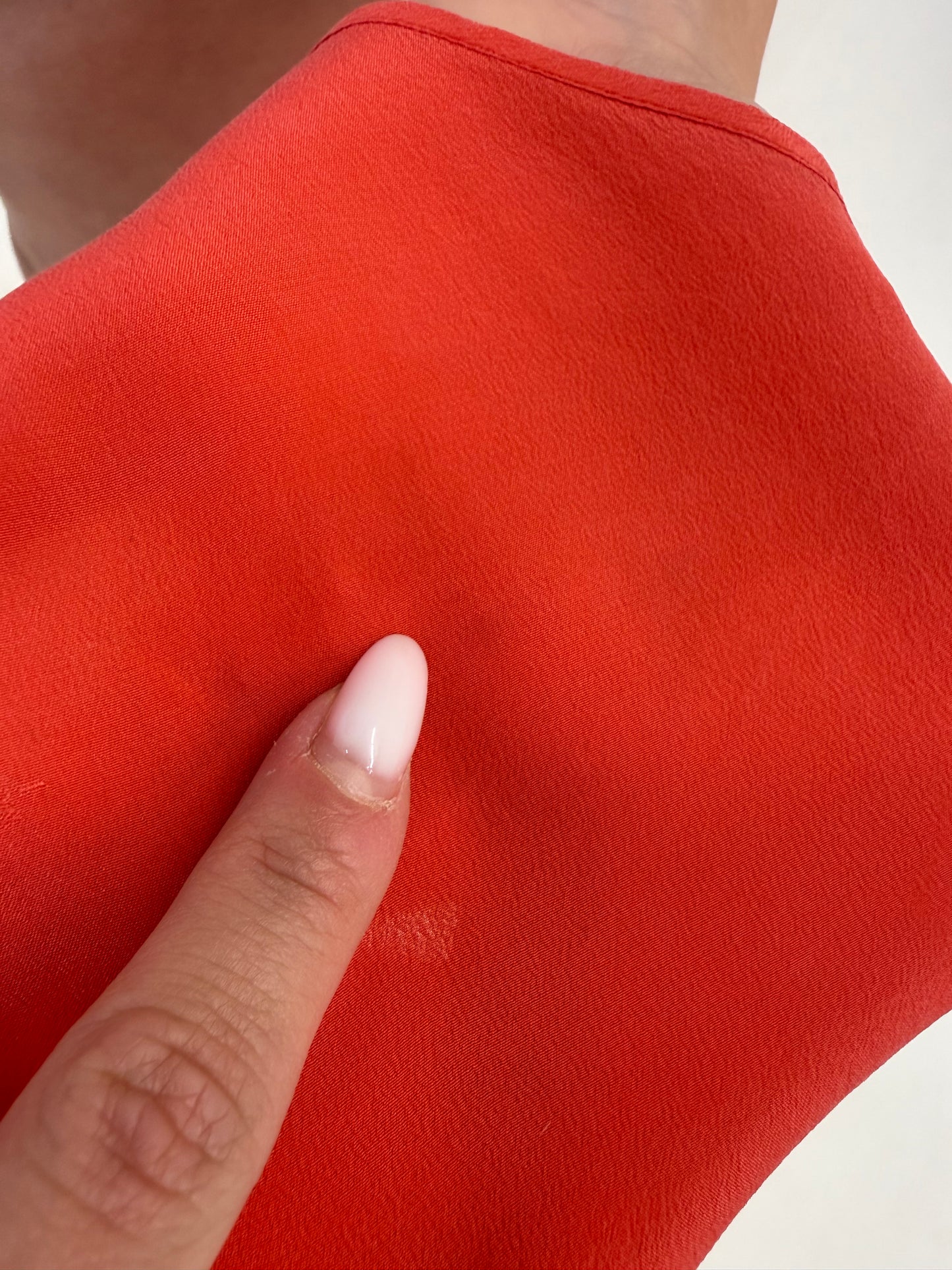 Top coral red din mătase naturală in croi minimalist
