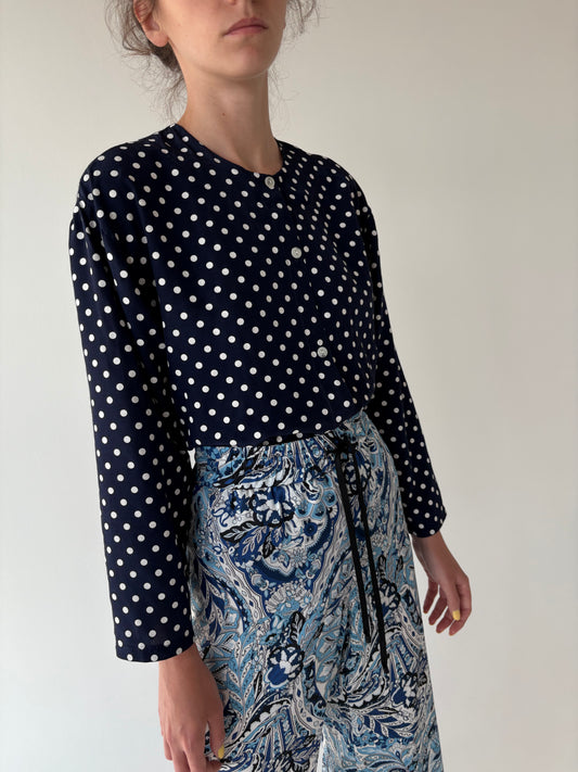 Cămașa vintage cu buline în croi minimalist