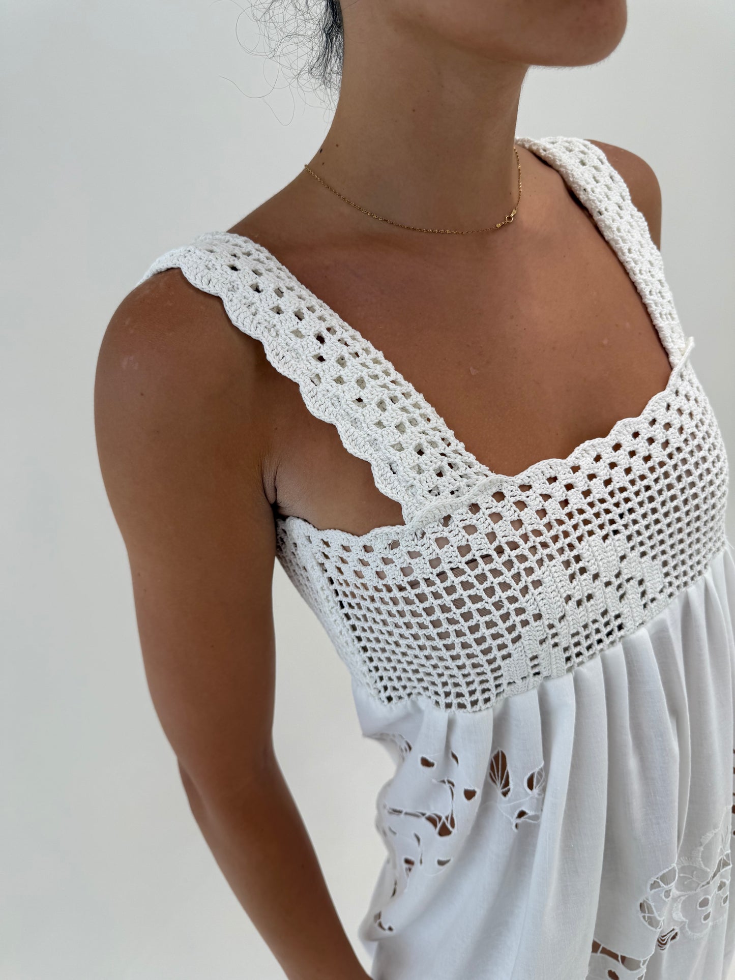 Rochie maxi cu broderie manuală și macrame lucrat manual din pânză de bumbac