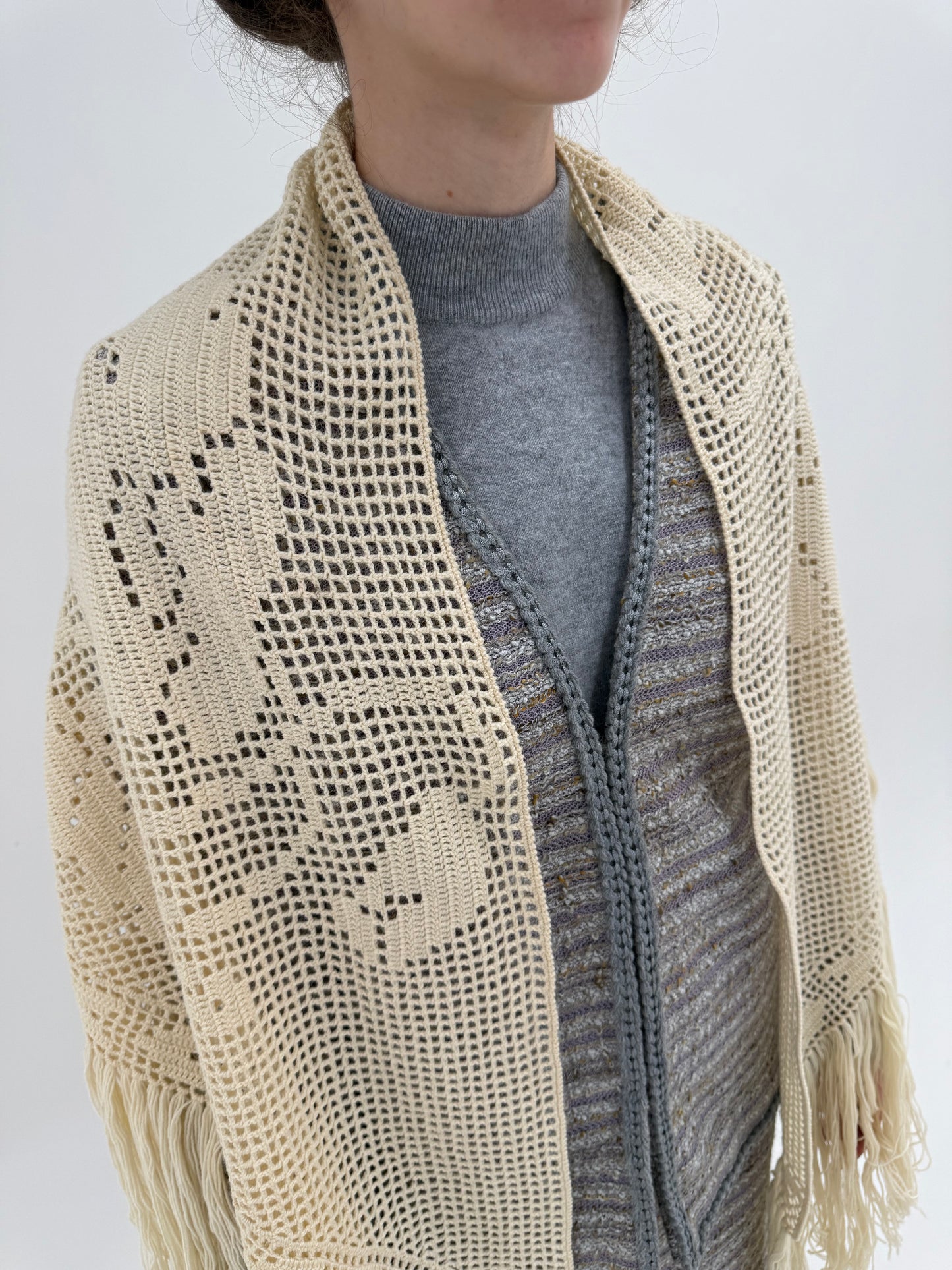 Capa vintage tip macrame lucrată manual din lana extrafina