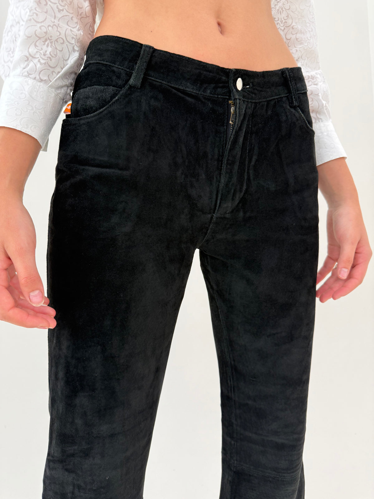 Pantaloni tall din piele naturală întoarsă evazați în croi super revenit în trend