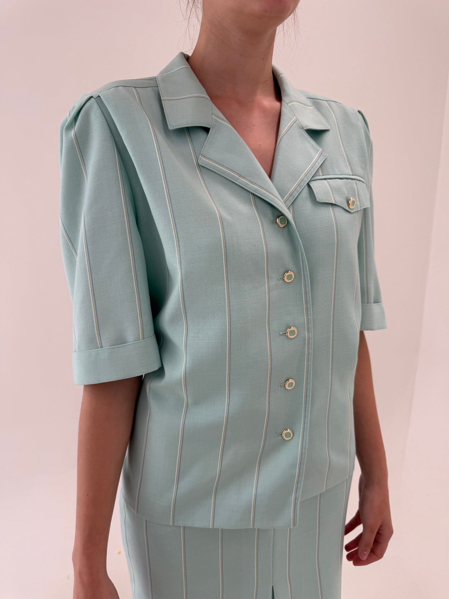 Deux piece vintage mint green cu feronerie aurie și sacou în croi retro modern
