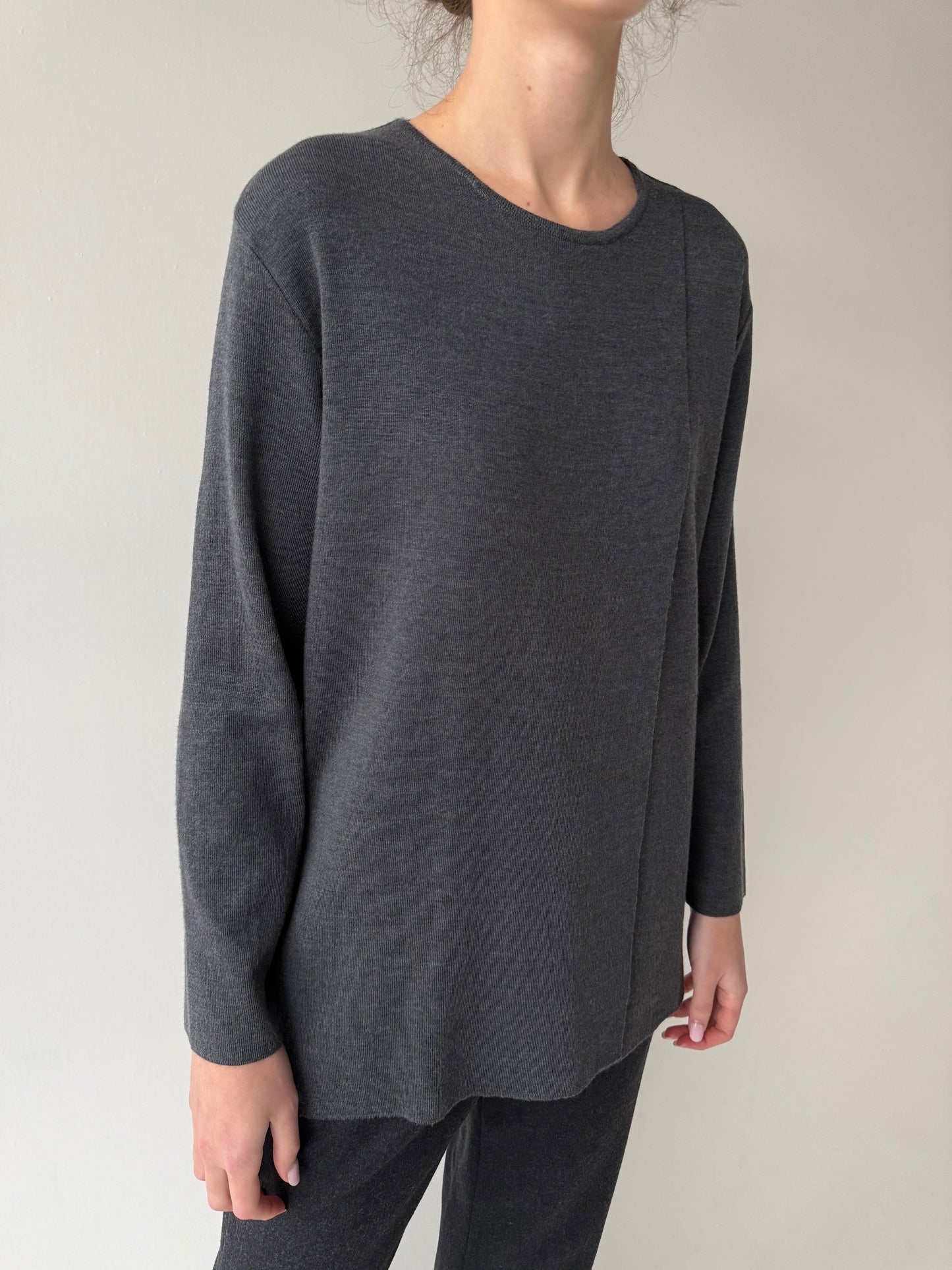 Pulover parte peste parte în croi minimalist din lana merino de gramaj mare