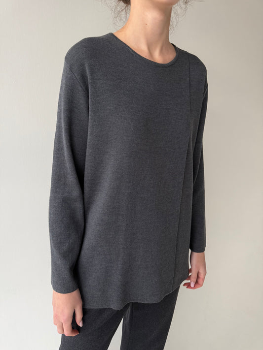 Pulover parte peste parte în croi minimalist din lana merino de gramaj mare