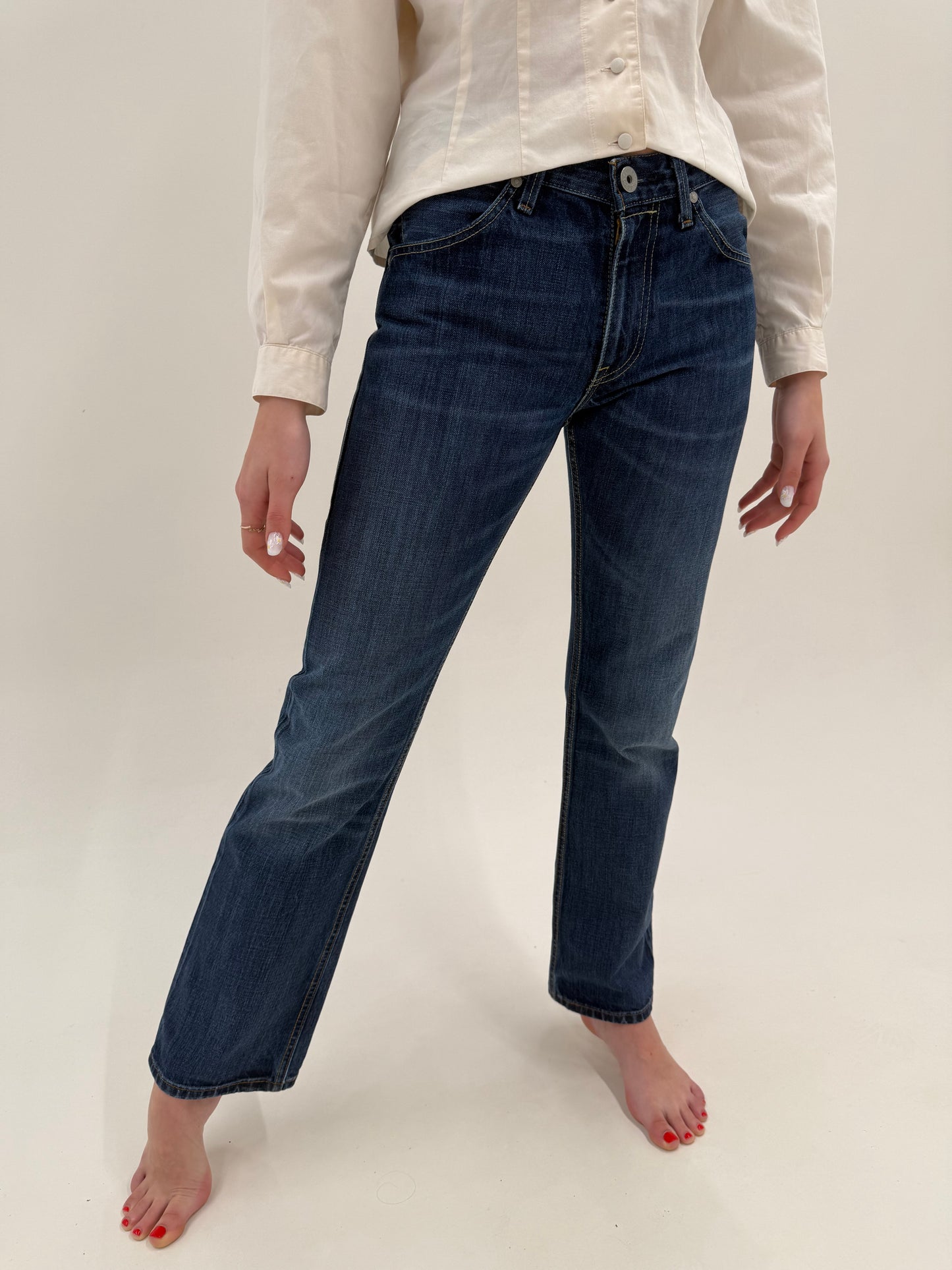 Jeans vintage bootcut Levi’s dark wash anii 2000 in croi super revenit în trend