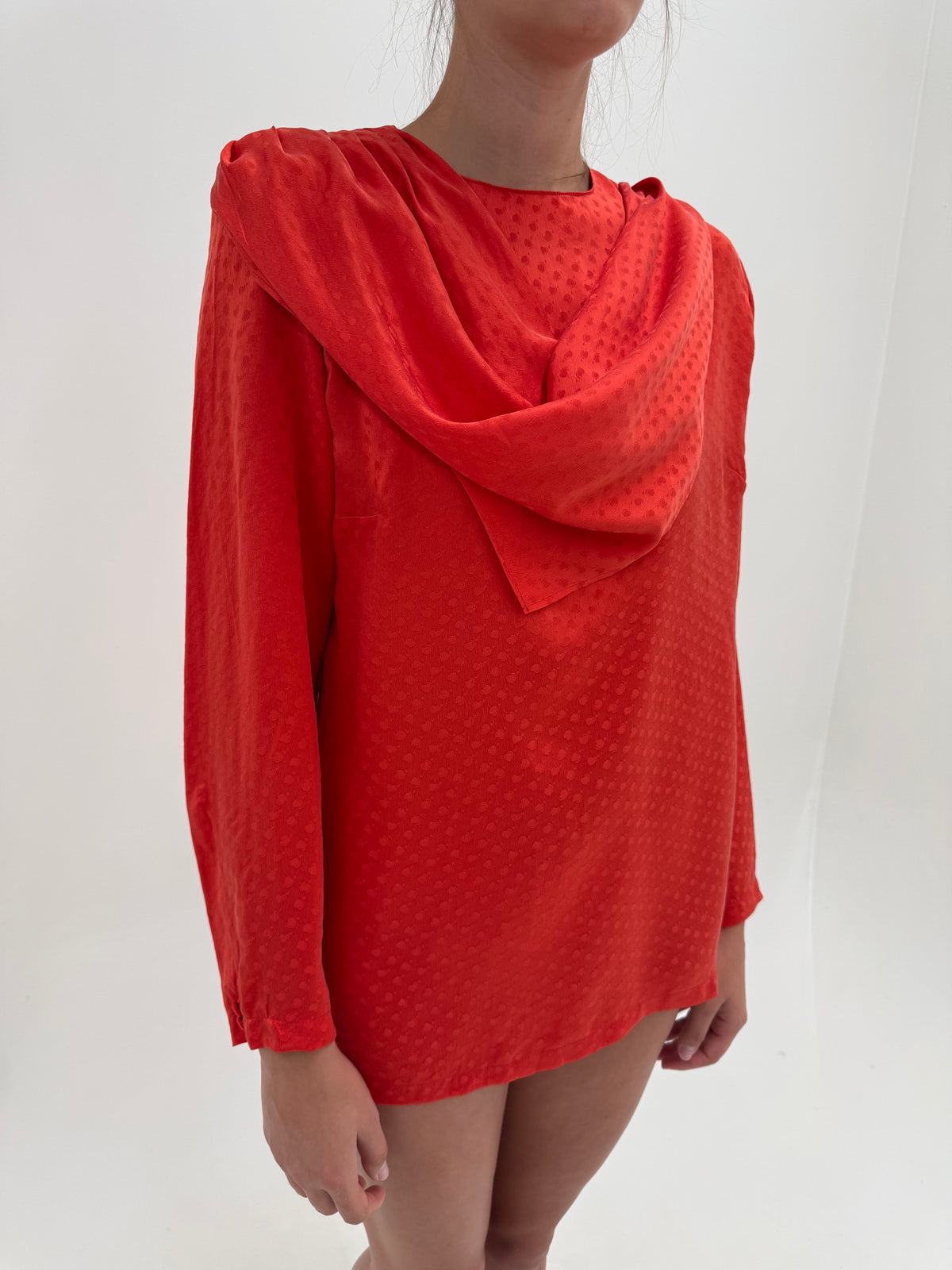 Cămașa spectaculoasă cu eșarfă atașată din mătase naturală texturată coral red