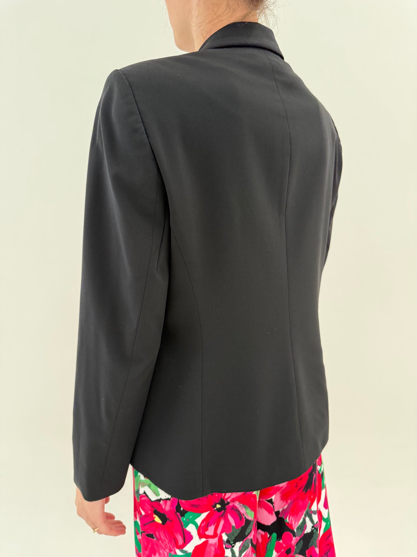 Sacou negru Hugo Boss de vară în croi clasic ușor cambrat