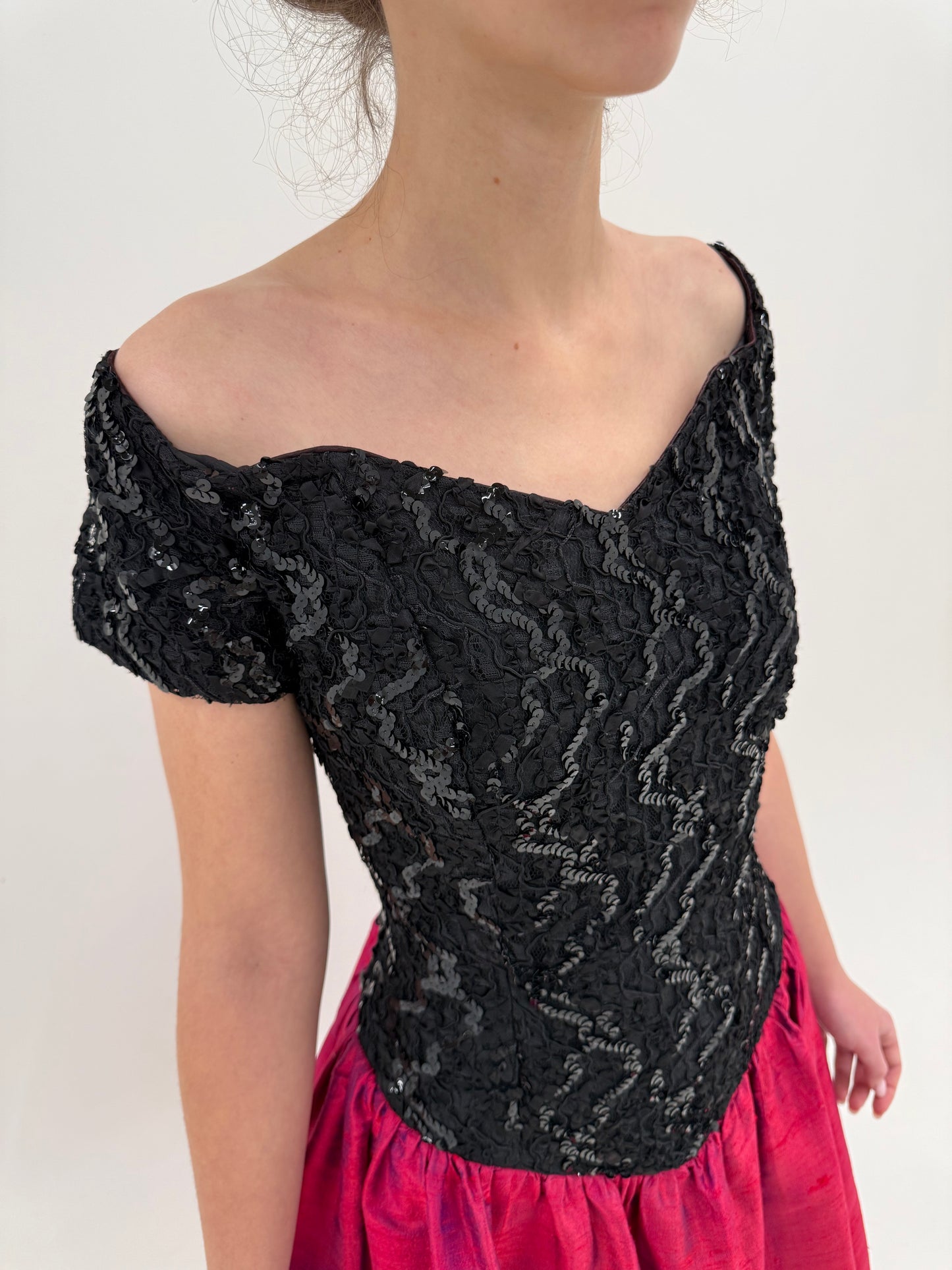 Rochie vintage cu corsaj din mătase naturală și aplicații în stil anii 50