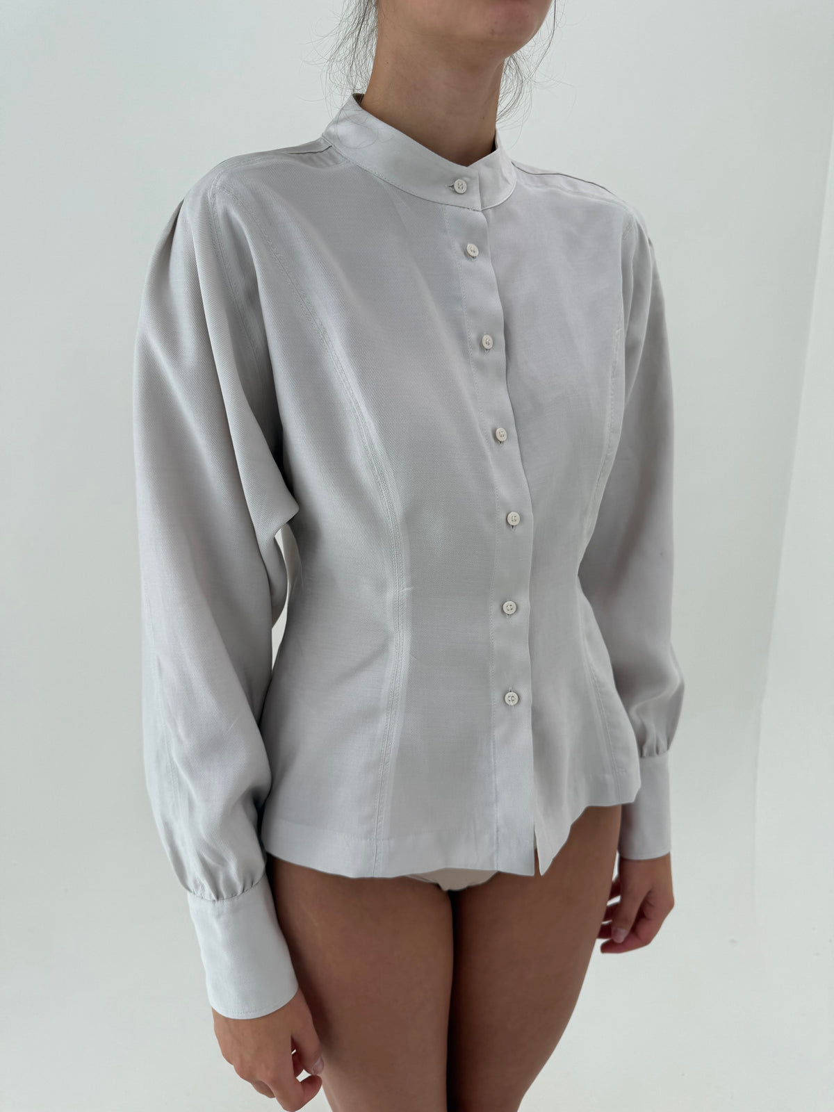 Cămașa vintage cambrata off white cu mânecă tip fluture și manșete înalte