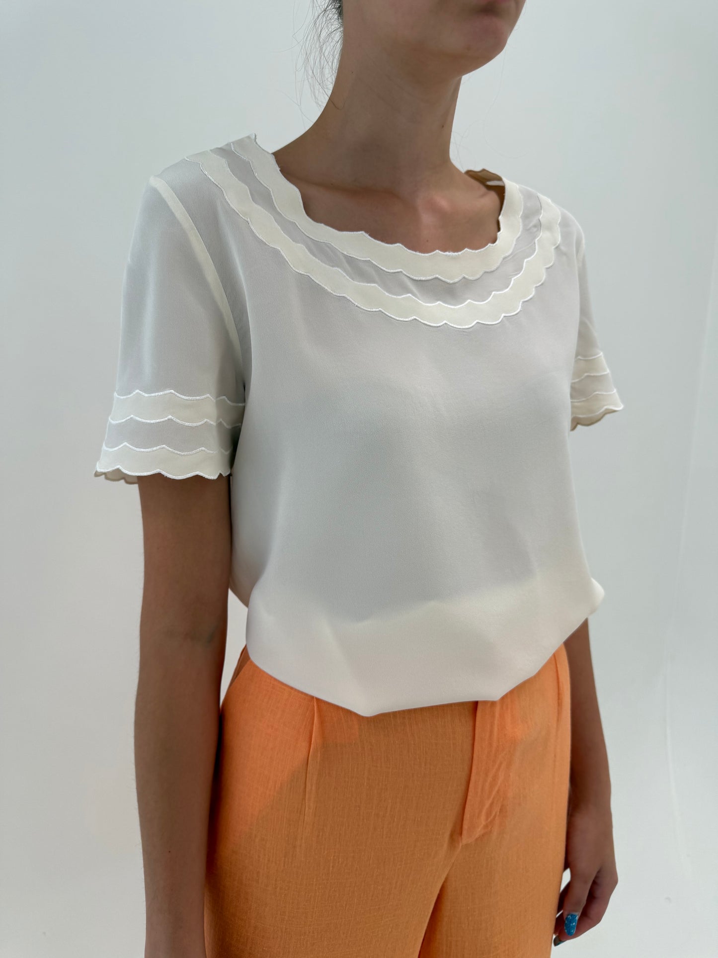 Top excepțional din mătase naturală cu detalii elaborate și broderie