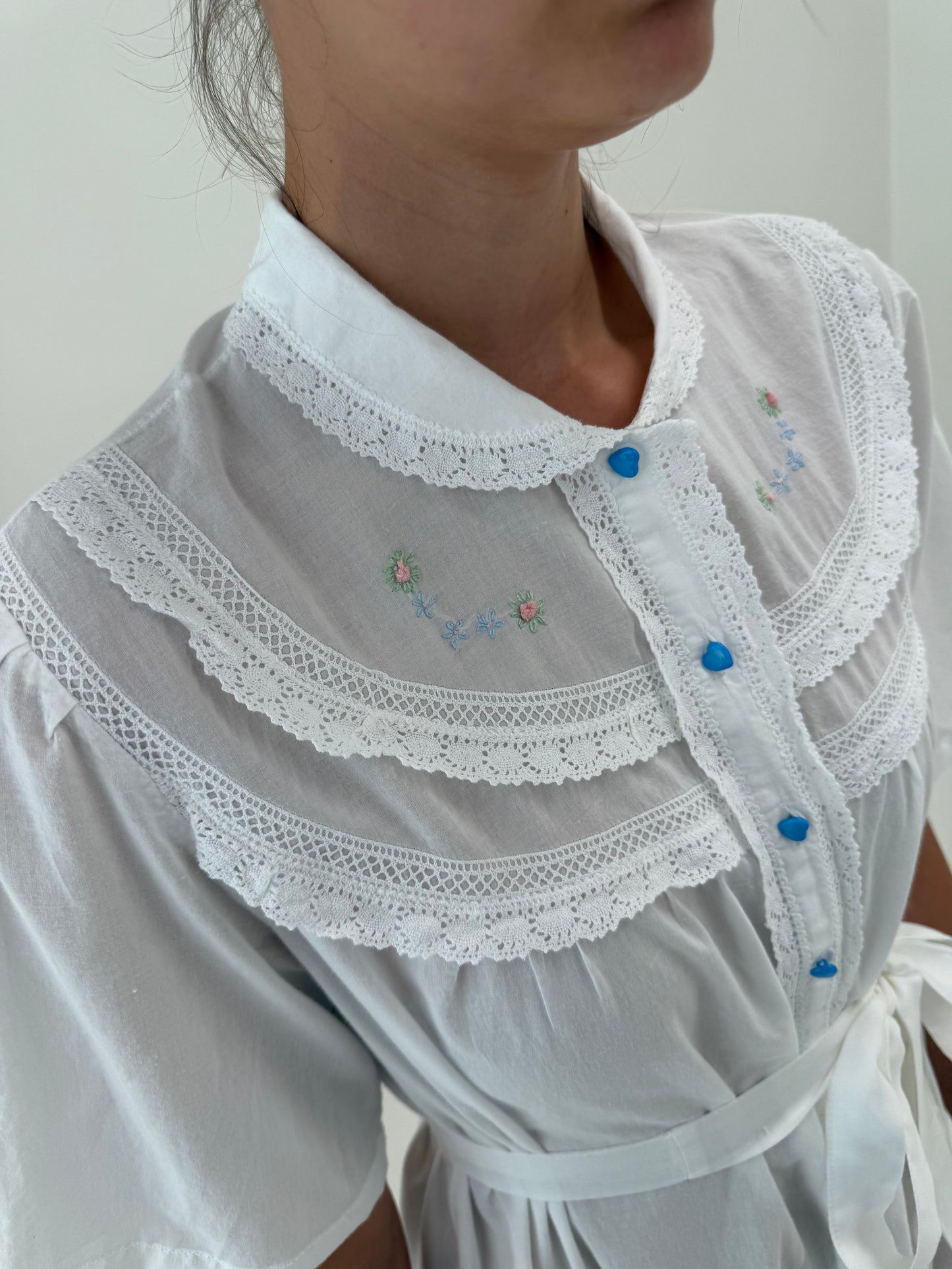 Rochie maxi cu broderie manuală delicată și cordon din panzica de bumbac