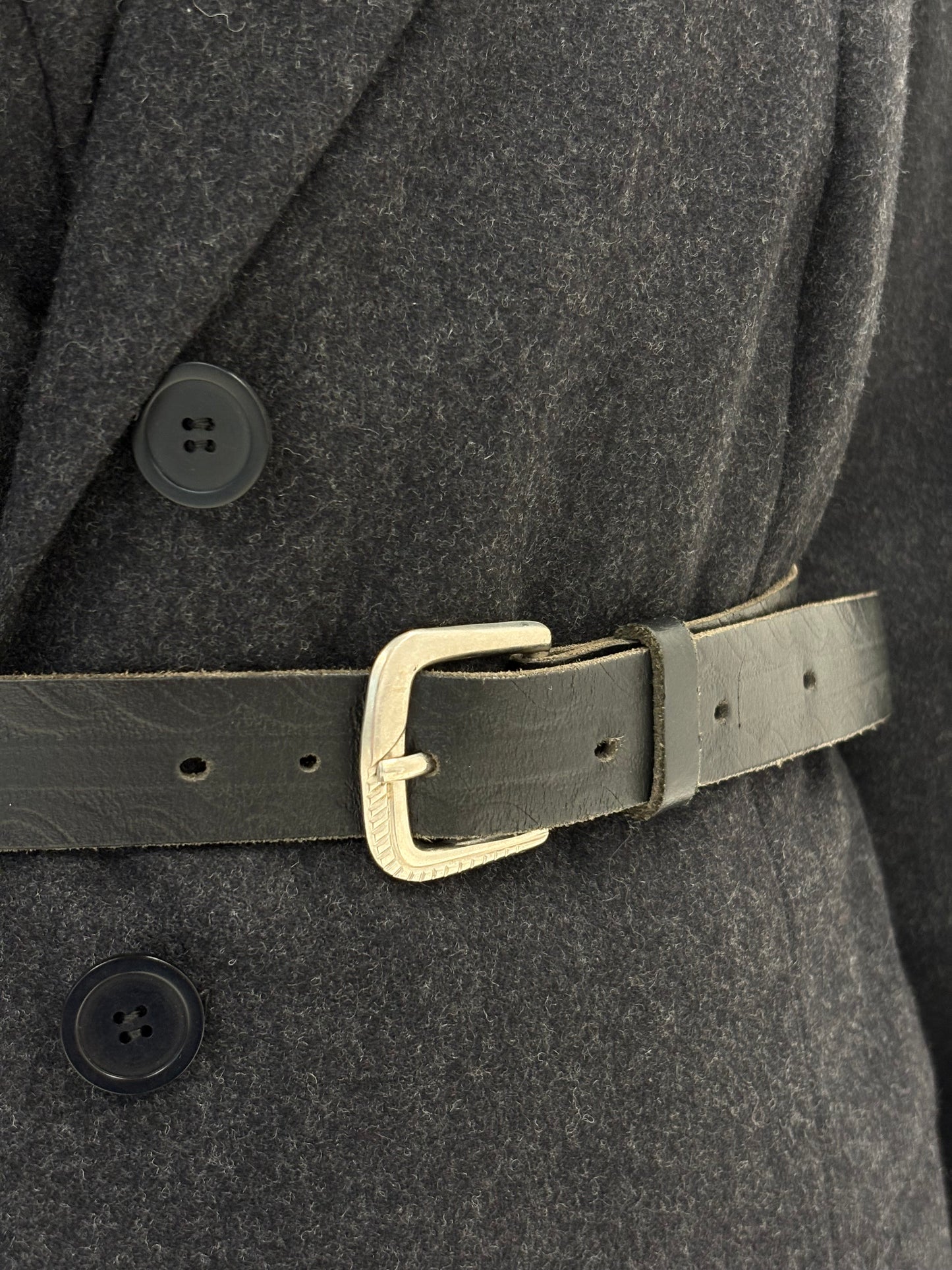 Curea neagră din piele naturală groasă cu feronerie argintie