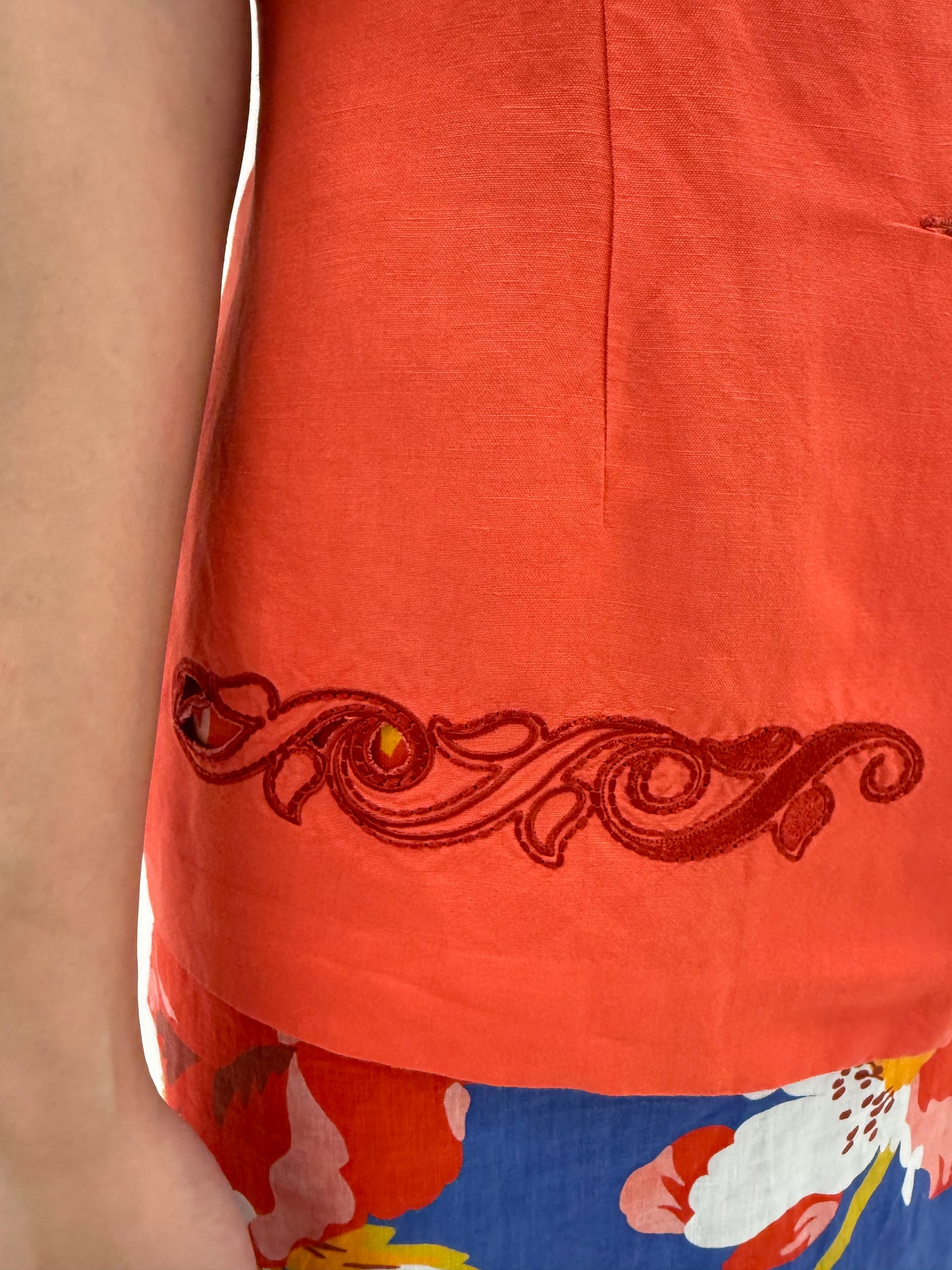 Sacou coral red cu broderie din pânză de in cu nasturi decorativi