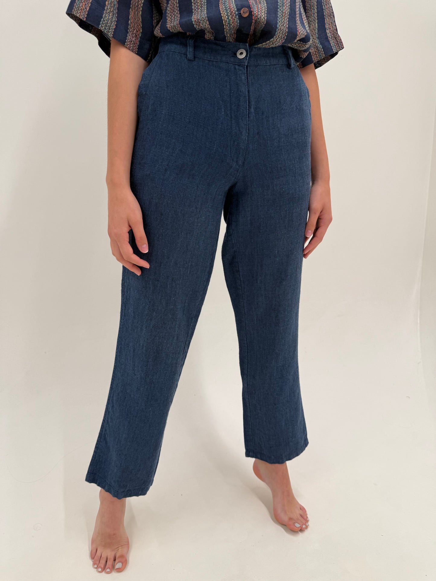 Pantaloni dark blue din pânză de in în croi clasic