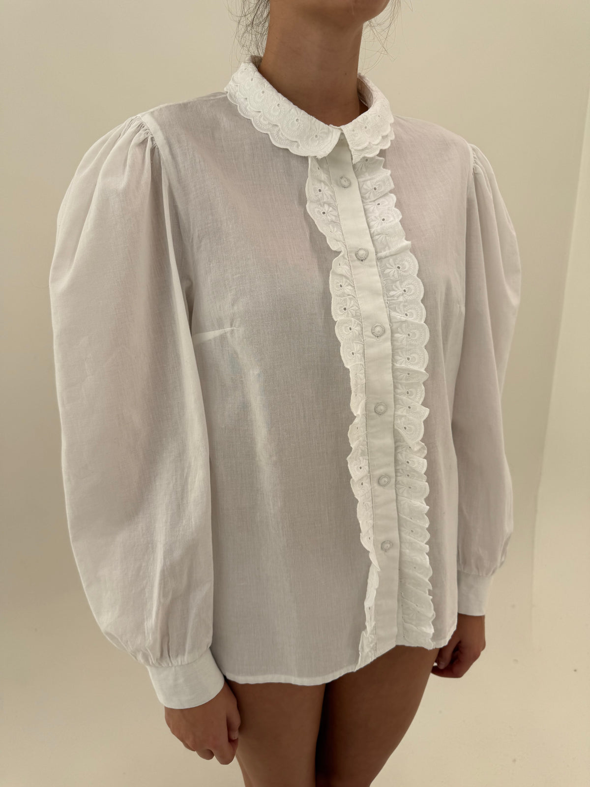 Cămașa vintage cu jabou, broderie anglaise și mâneci bufante