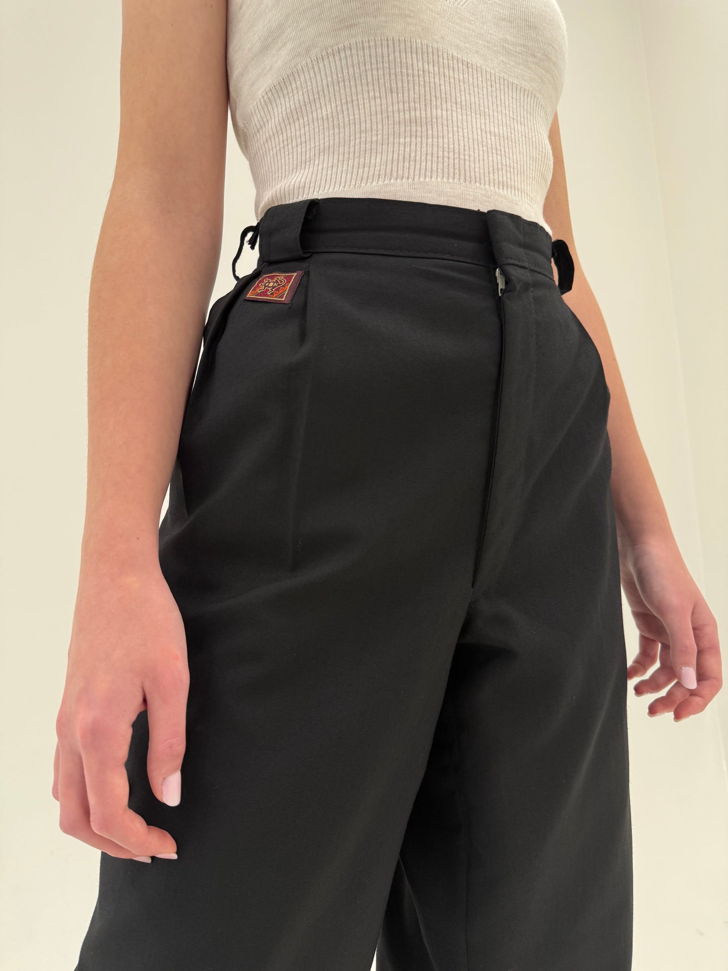 Pantaloni negri vintage cu talie ultra înaltă și pense din lana extrafina