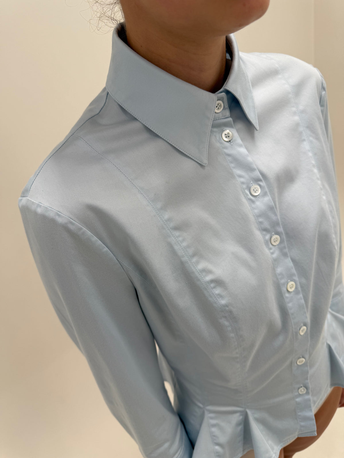Cămașa Escada baby blue din poplin excepțional confort cu peplum